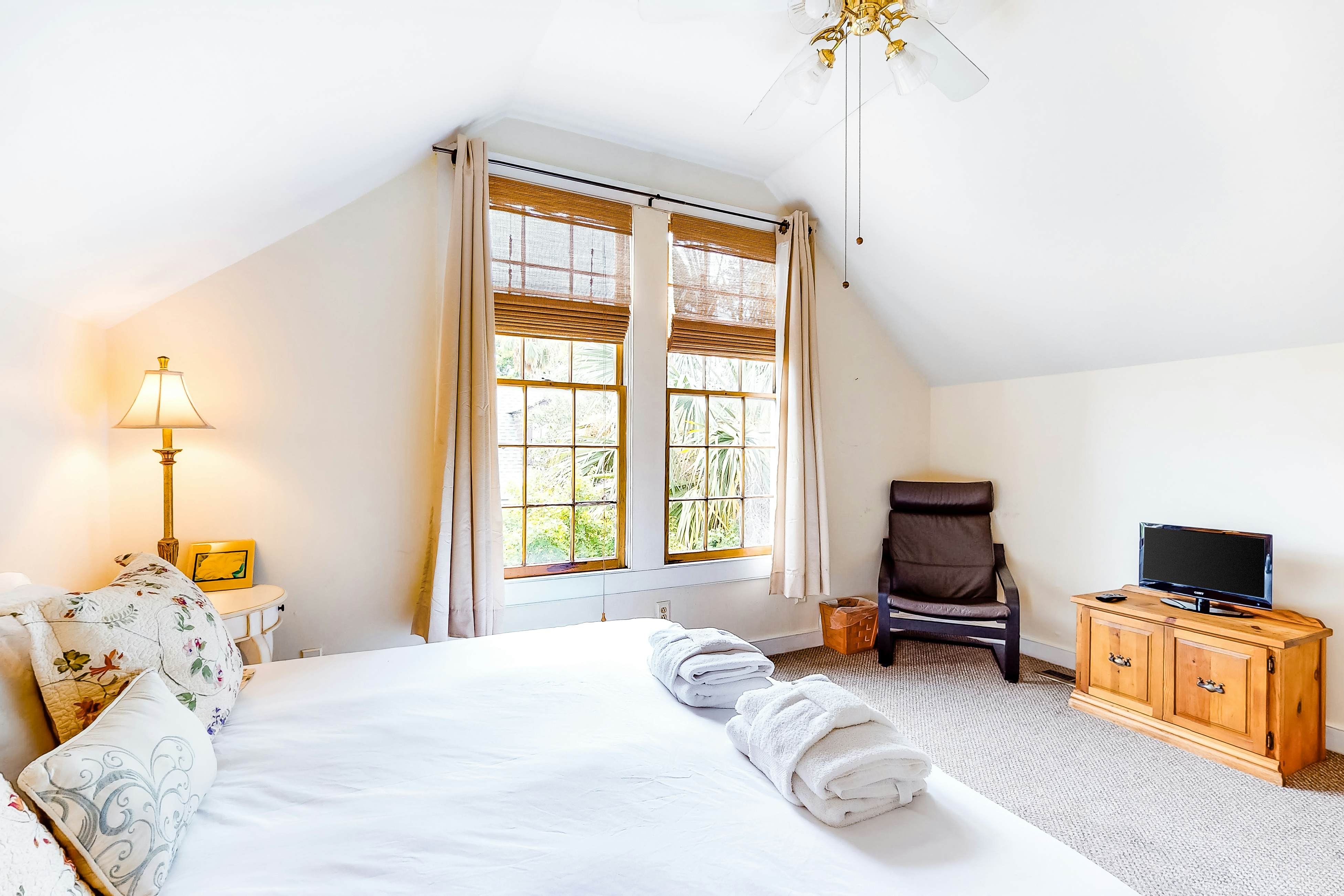 Dog-friendly home with AC, fireplace & W/D - one block to King Street dining