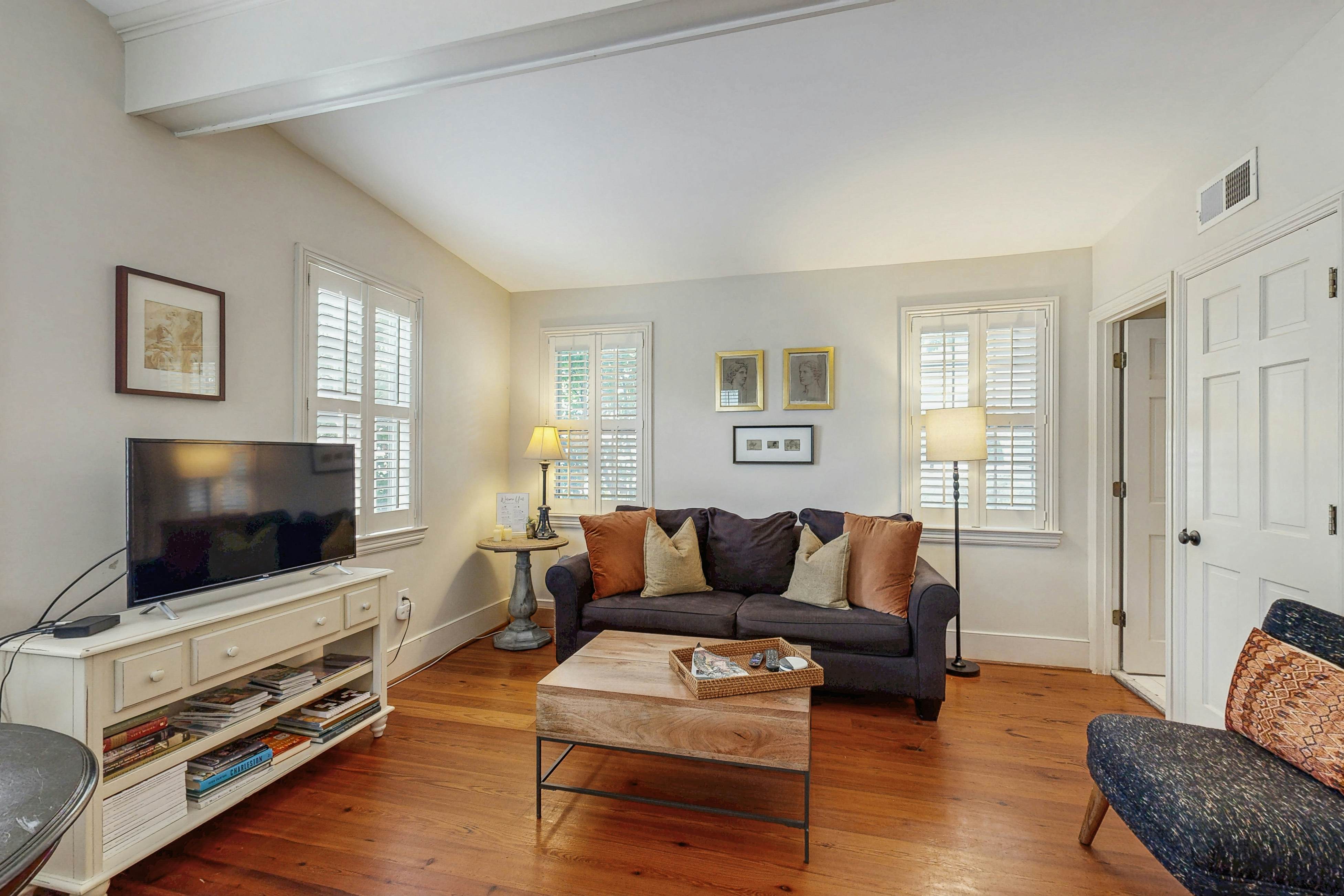 Charming carriage house w/ original hardwoods, W/D & antique bed - 1 dog OK