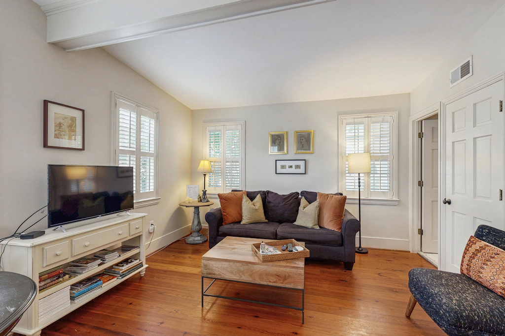 Charming carriage house w/ original hardwoods, W/D & antique bed - 1 dog OK