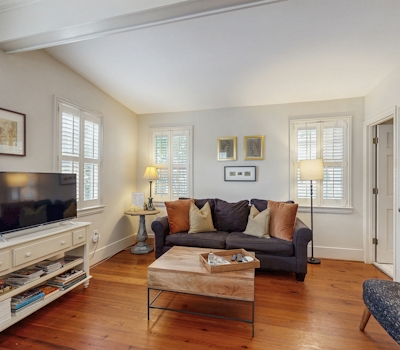 Charming carriage house w/ original hardwoods, W/D & antique bed - 1 dog OK