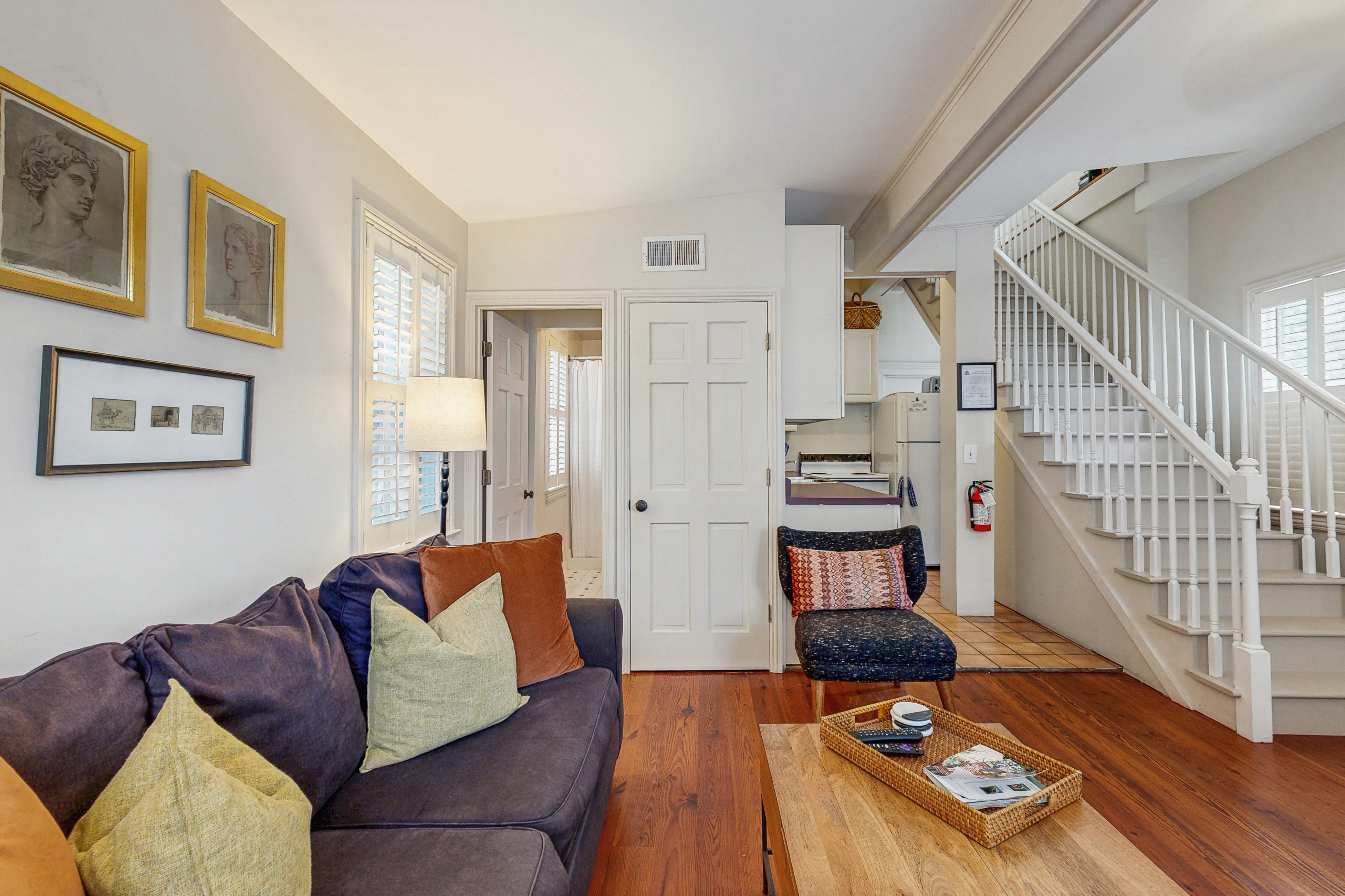 Charming carriage house w/ original hardwoods, W/D & antique bed - 1 dog OK