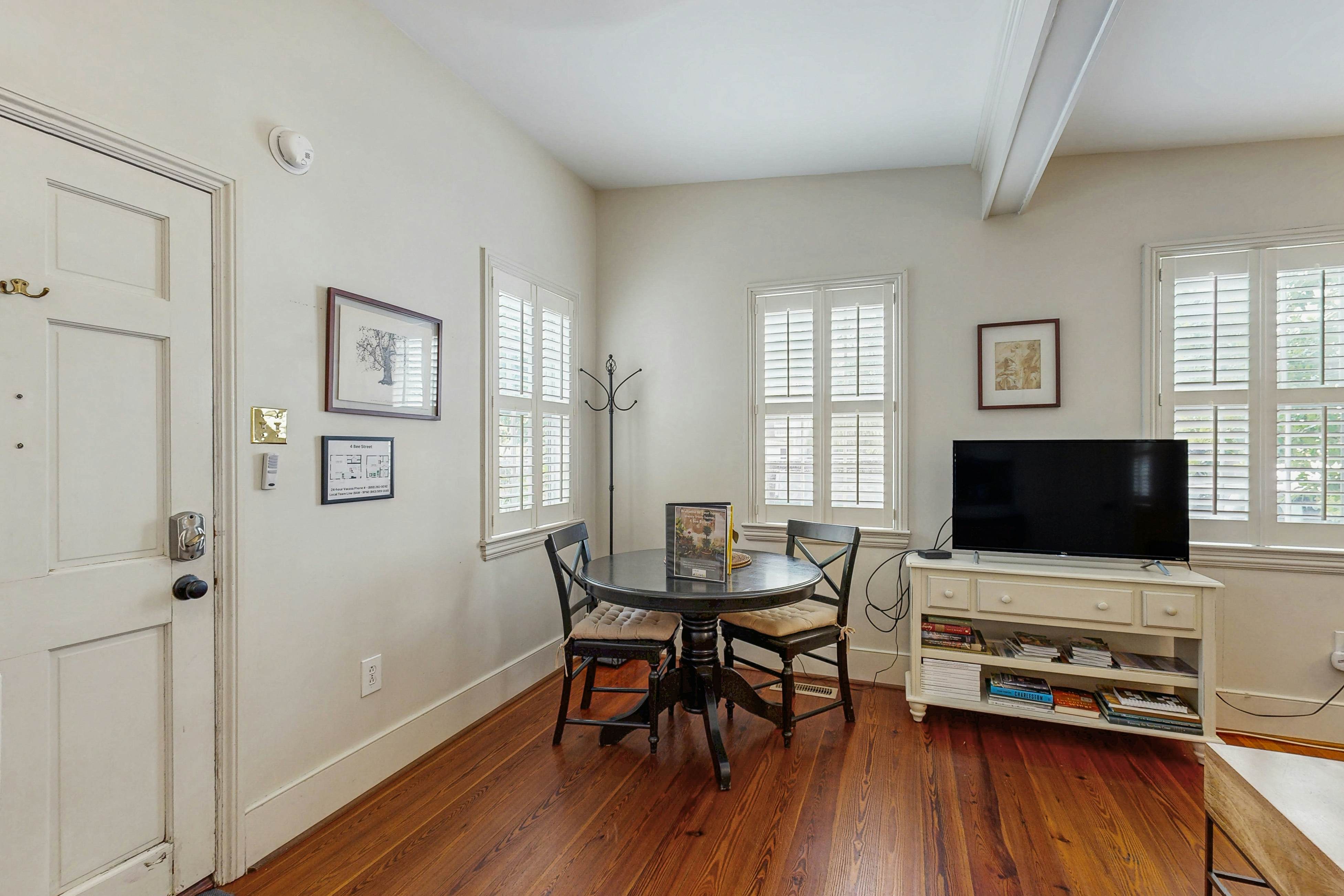 Charming carriage house w/ original hardwoods, W/D & antique bed - 1 dog OK