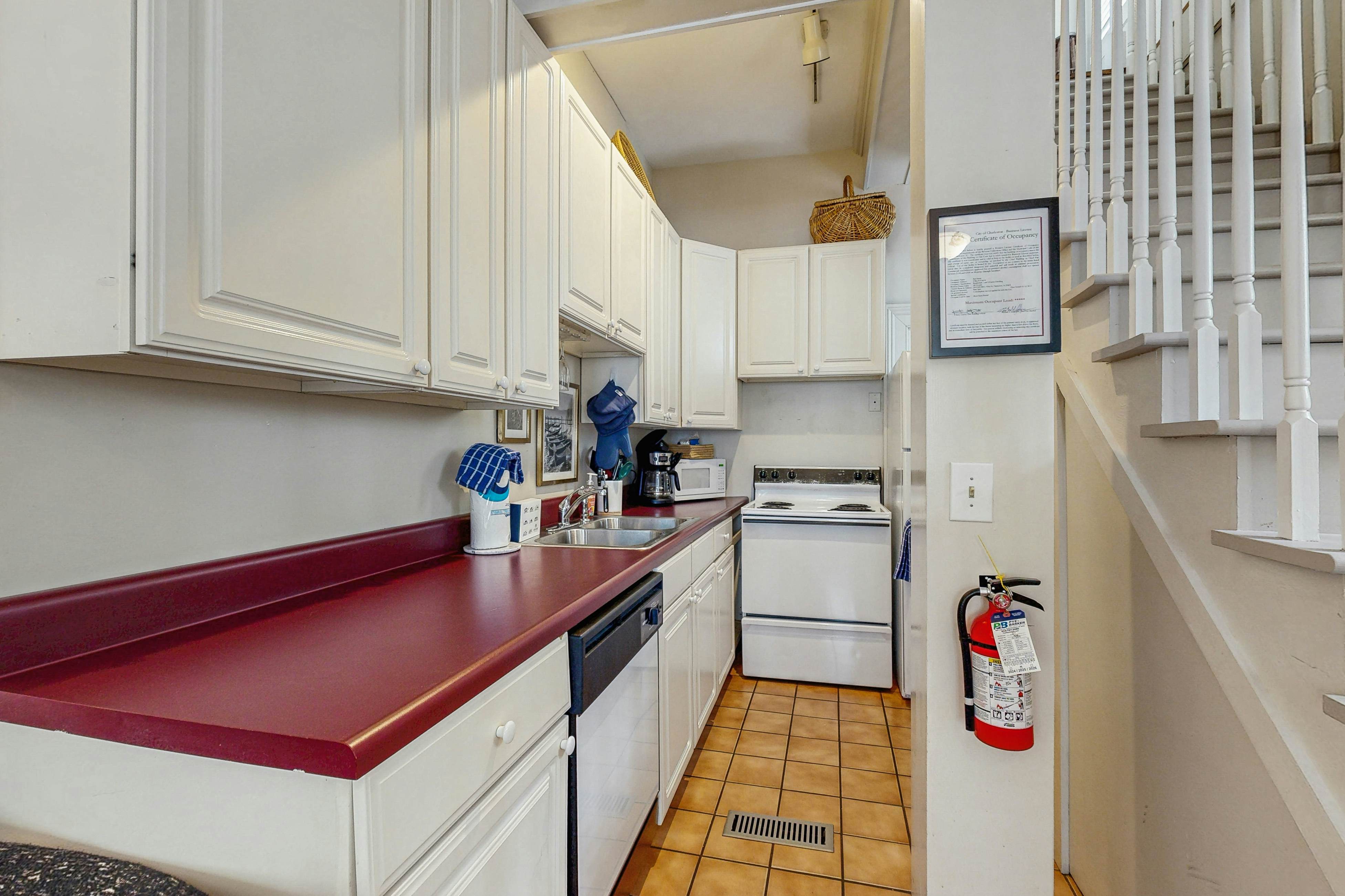 Charming carriage house w/ original hardwoods, W/D & antique bed - 1 dog OK