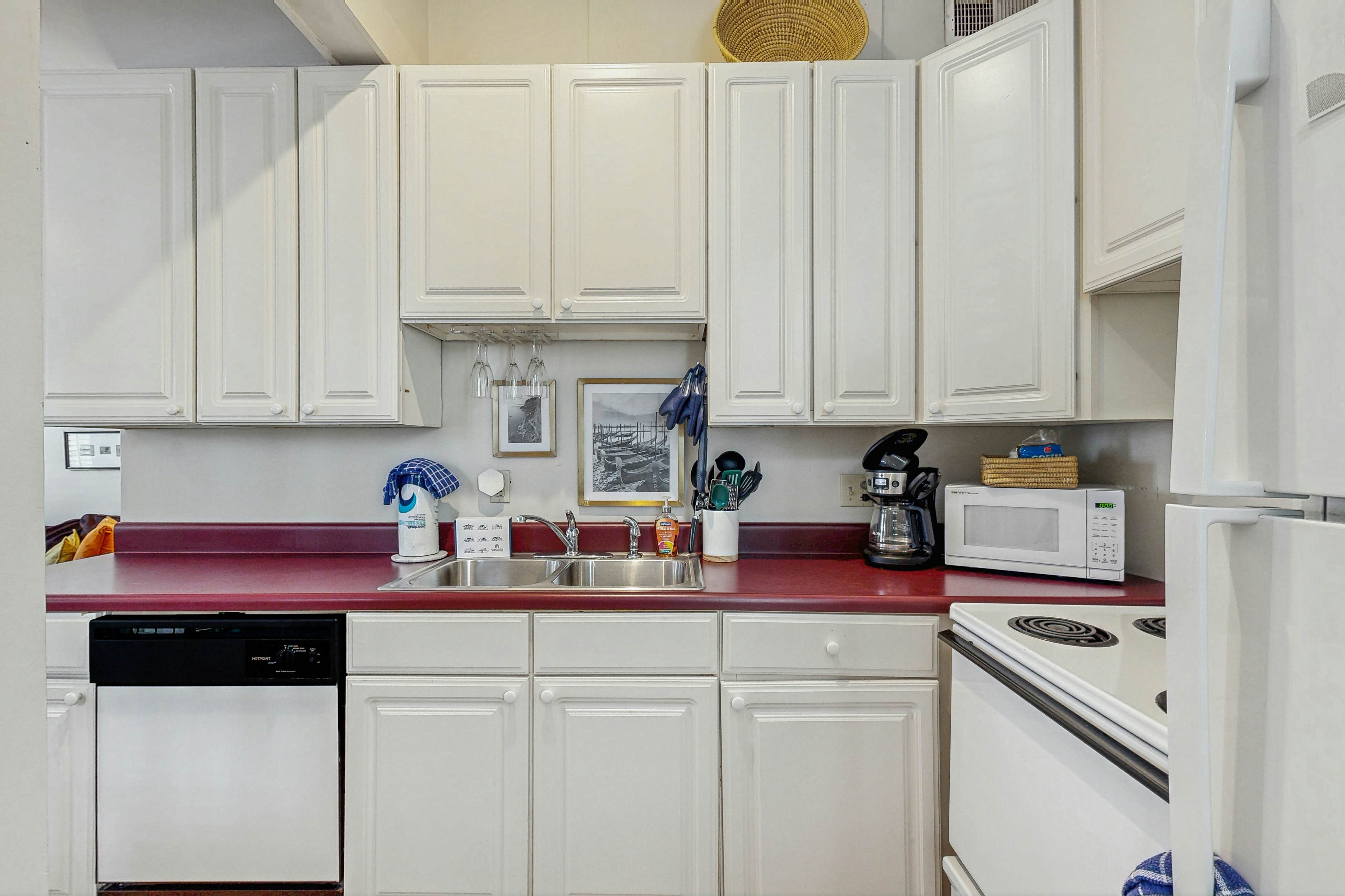 Charming carriage house w/ original hardwoods, W/D & antique bed - 1 dog OK