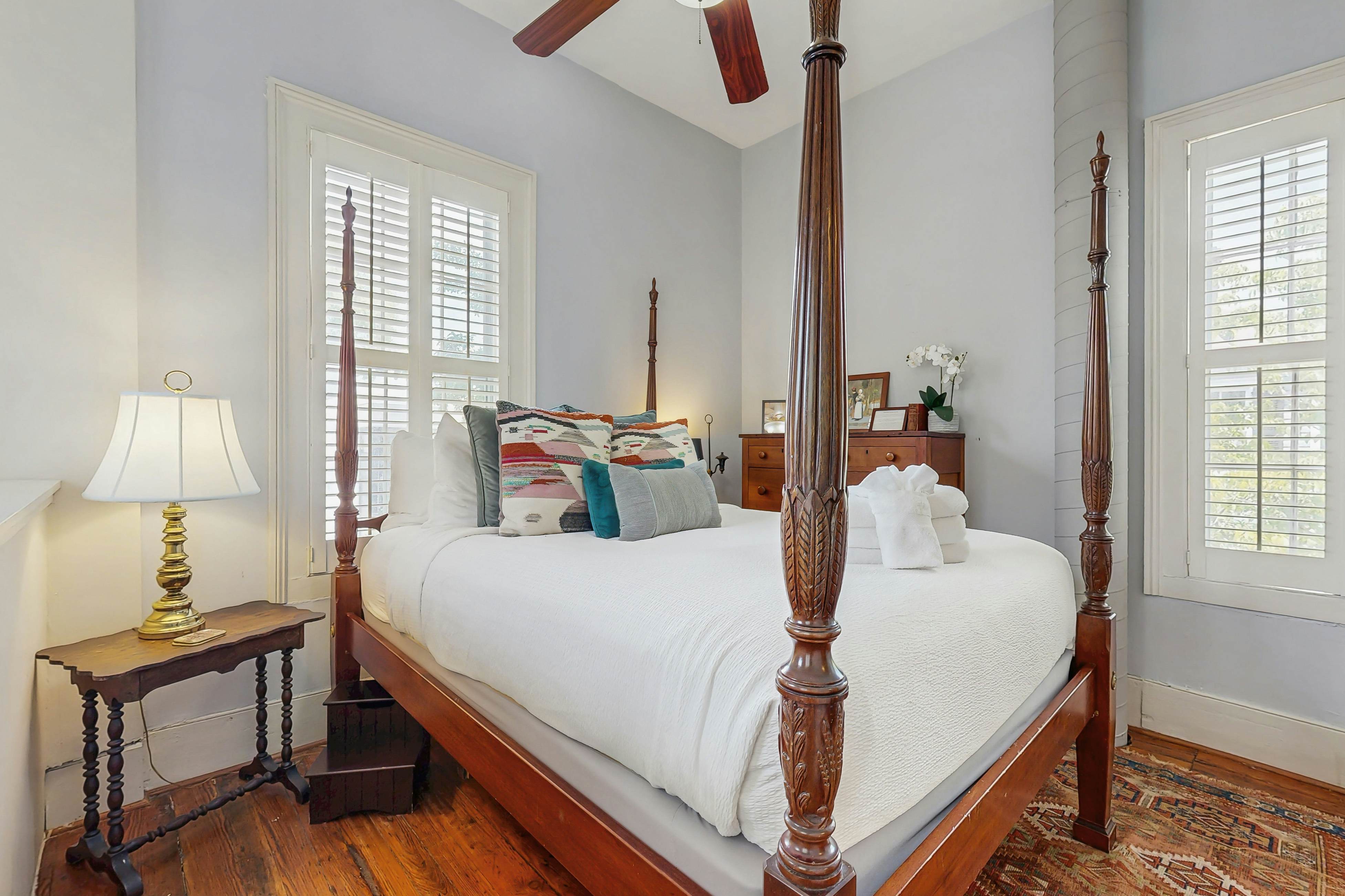 Charming carriage house w/ original hardwoods, W/D & antique bed - 1 dog OK