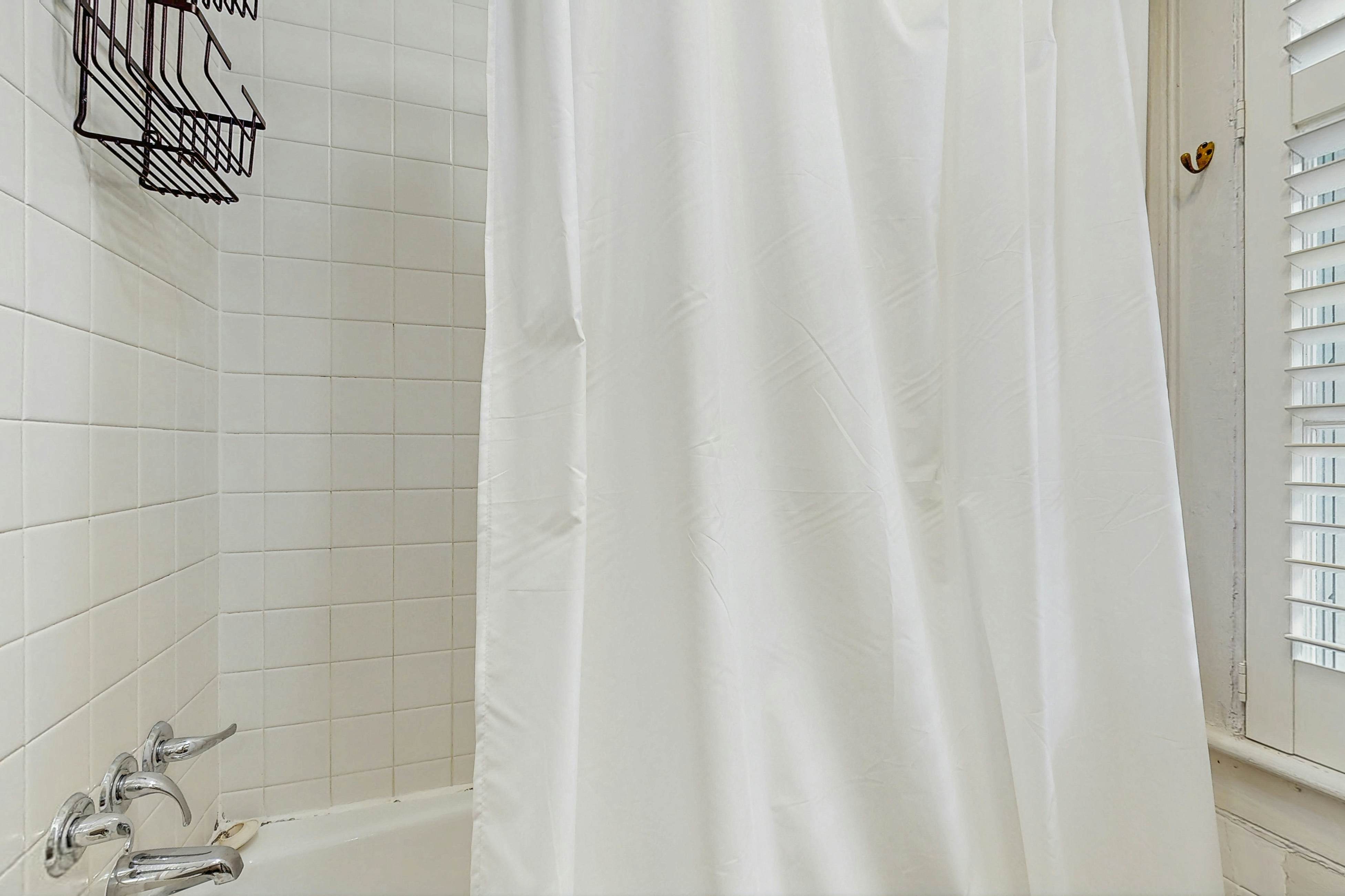 Charming carriage house w/ original hardwoods, W/D & antique bed - 1 dog OK