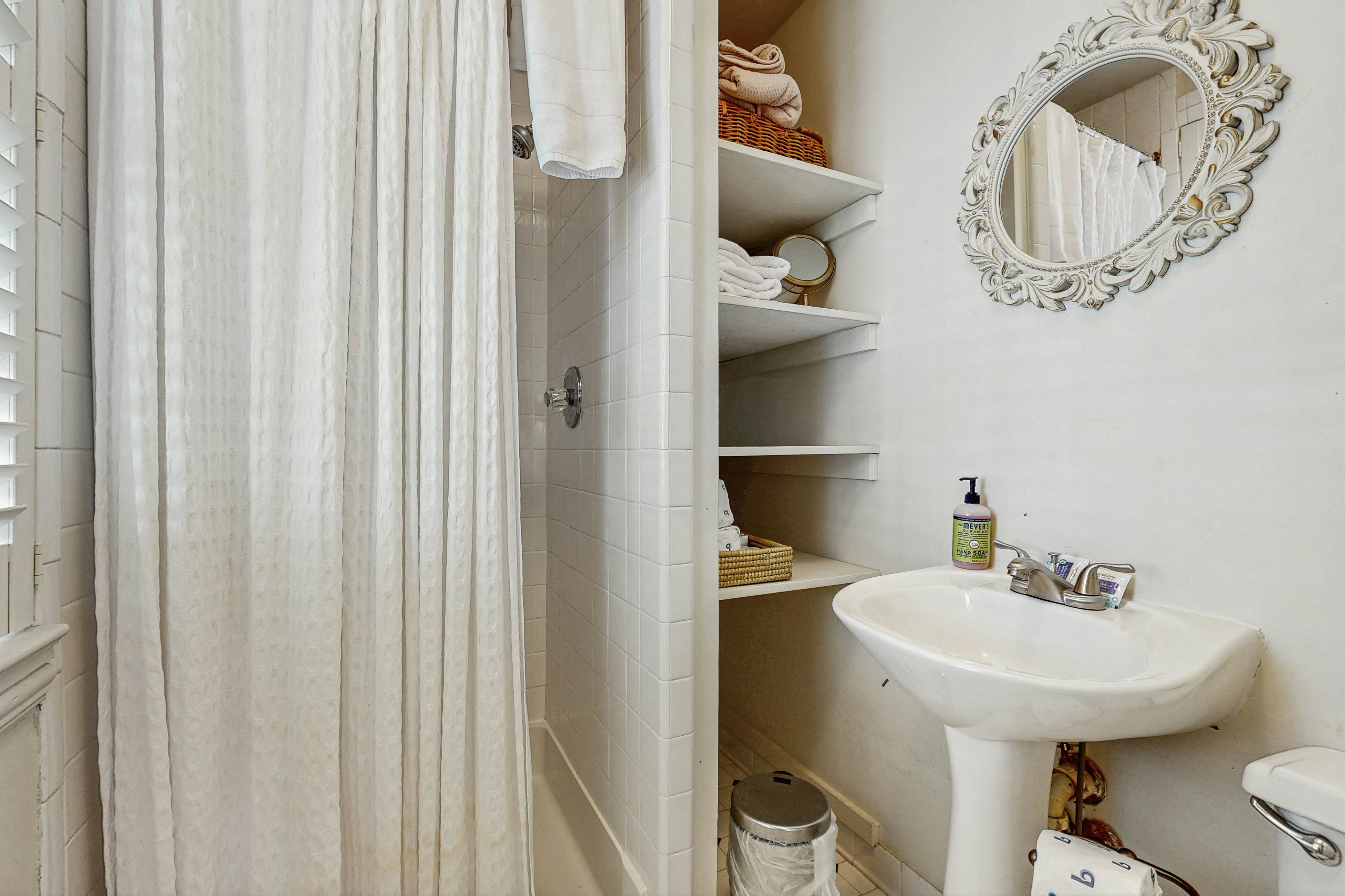 Charming carriage house w/ original hardwoods, W/D & antique bed - 1 dog OK