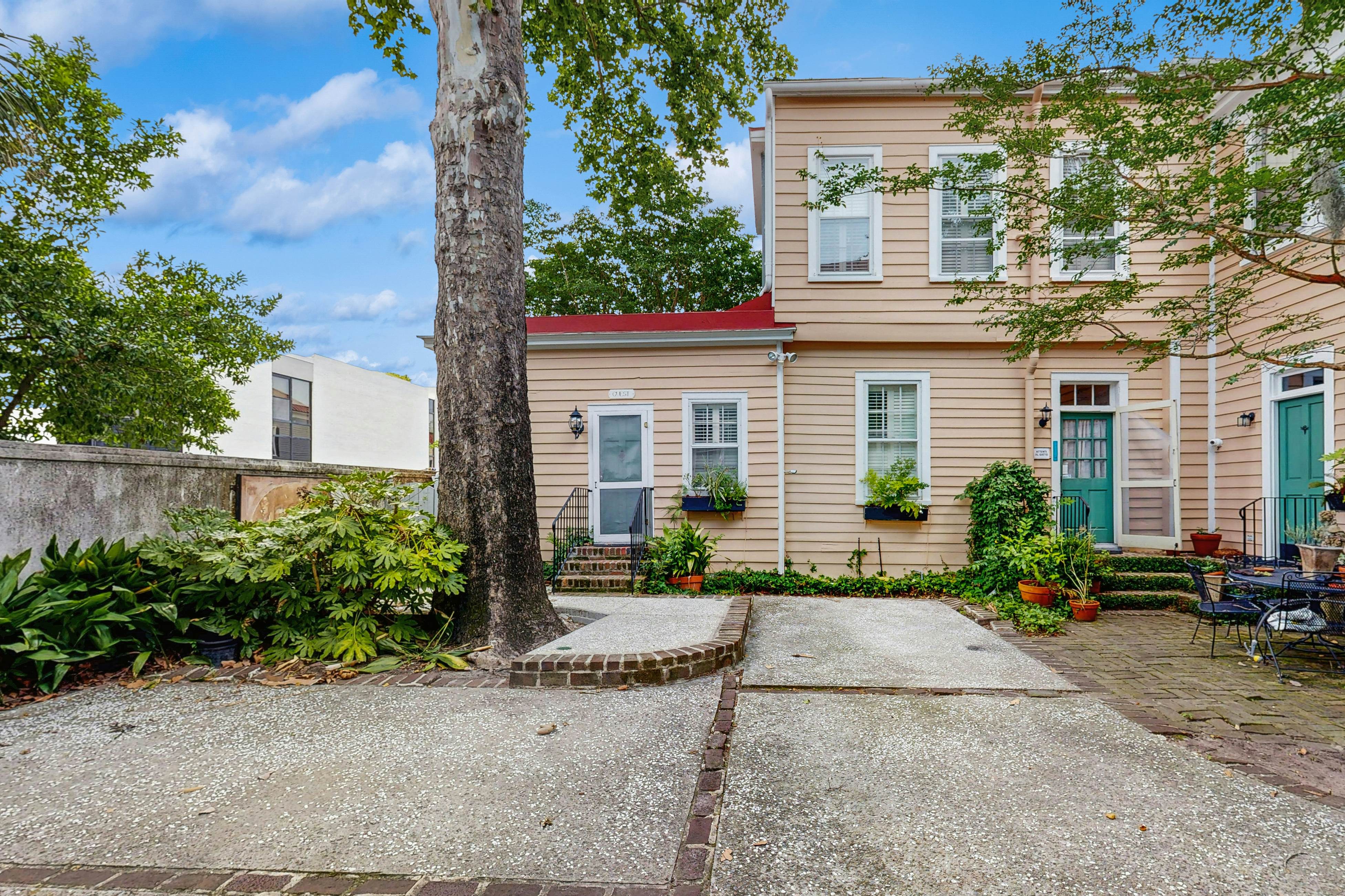 Charming carriage house w/ original hardwoods, W/D & antique bed - 1 dog OK