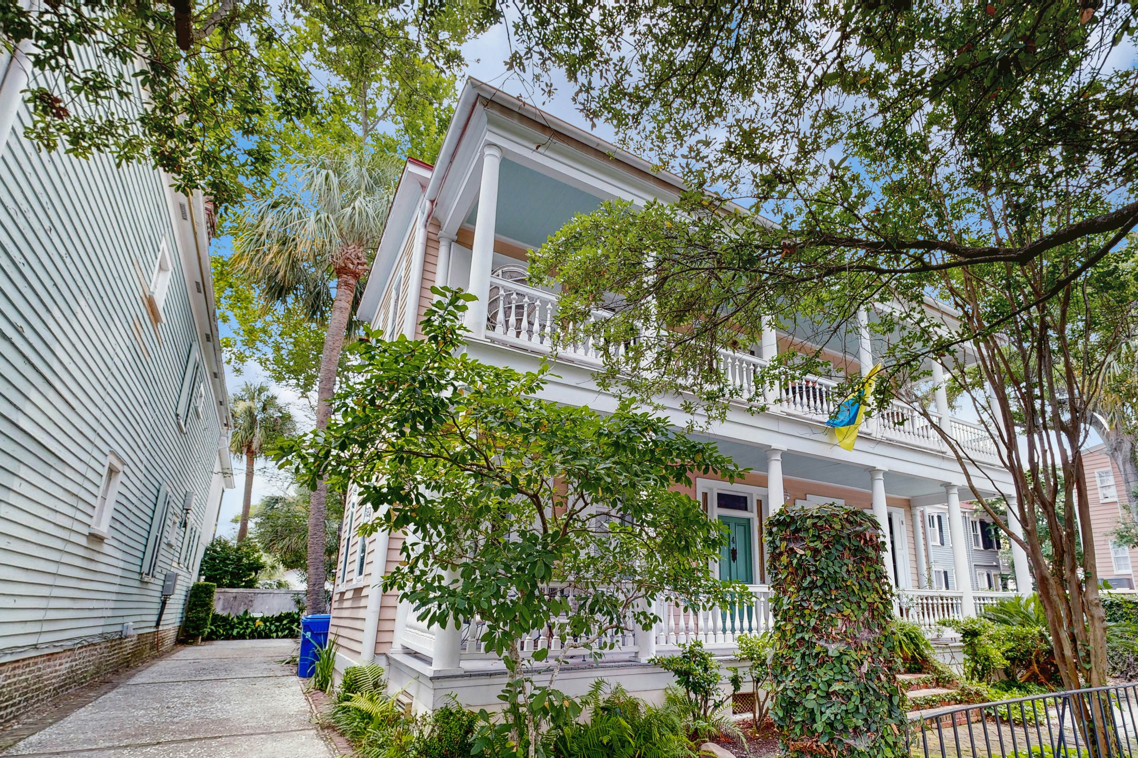 Charming carriage house w/ original hardwoods, W/D & antique bed - 1 dog OK