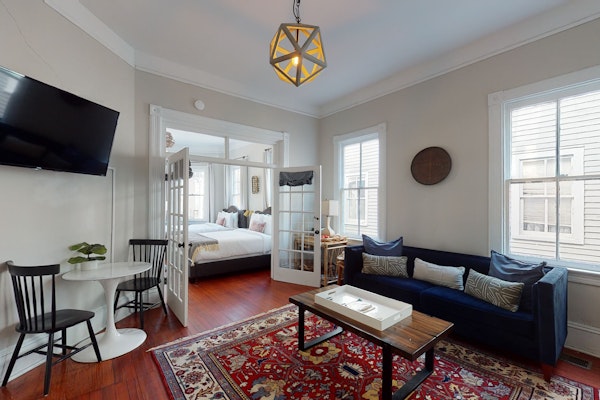 Historic downstairs home in downtown Charleston w/free WiFi - perfect for groups
