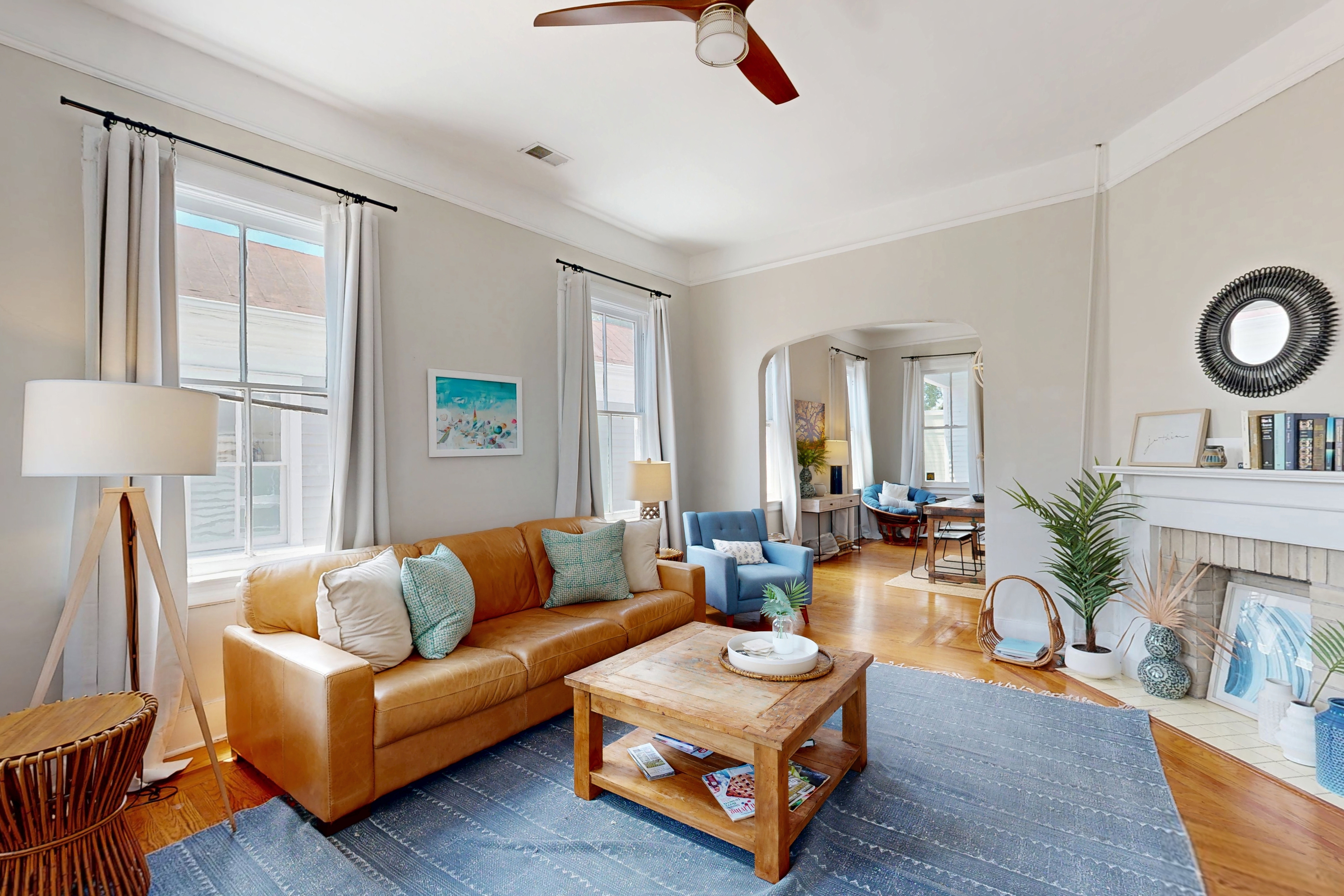 Historic upstairs condo in downtown Charleston w/free WiFi - perfect for groups