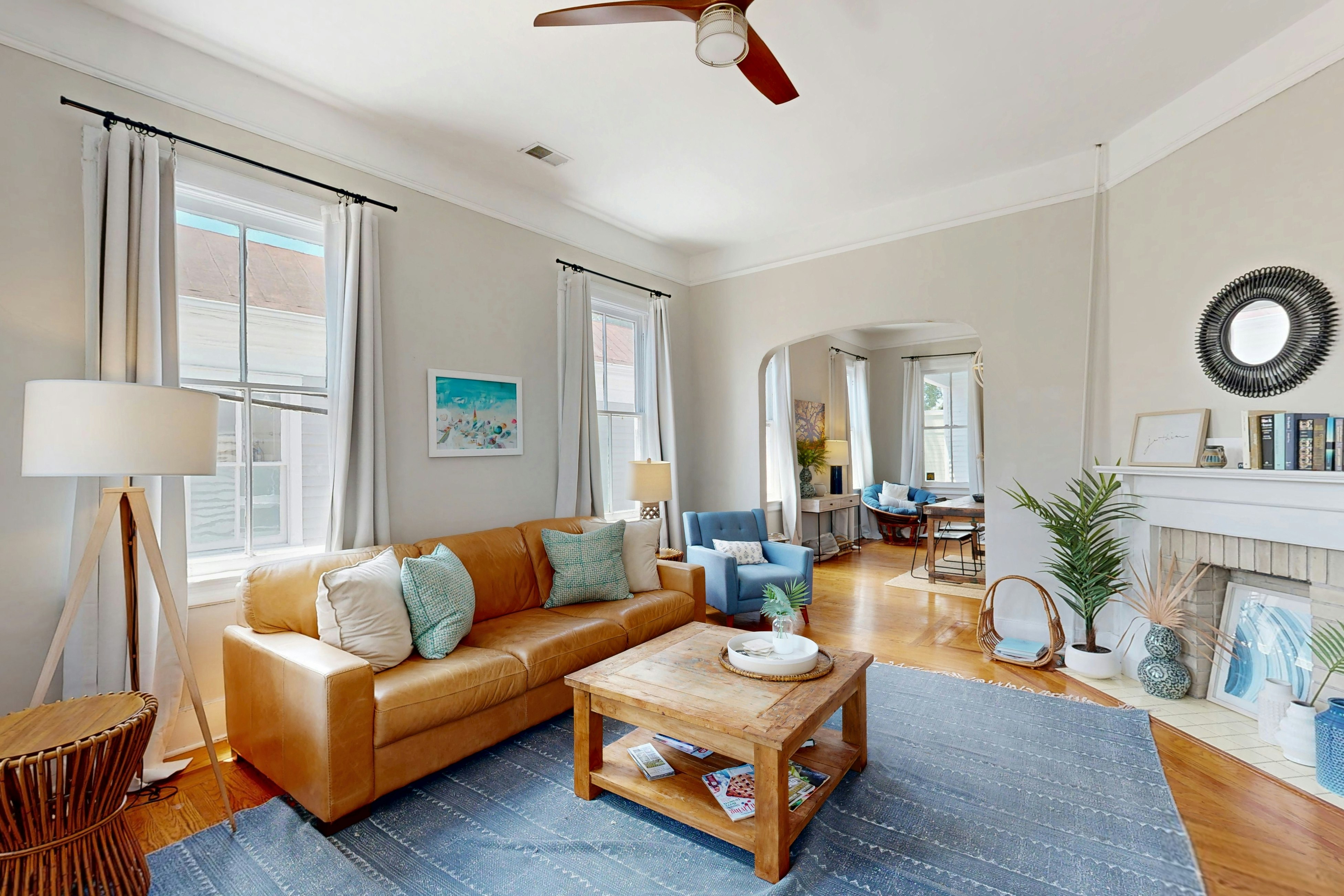 Historic upstairs condo in downtown Charleston w/free WiFi - perfect for groups