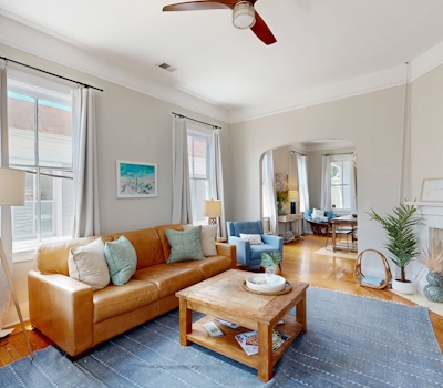 Historic upstairs condo in downtown Charleston w/free WiFi - perfect for groups
