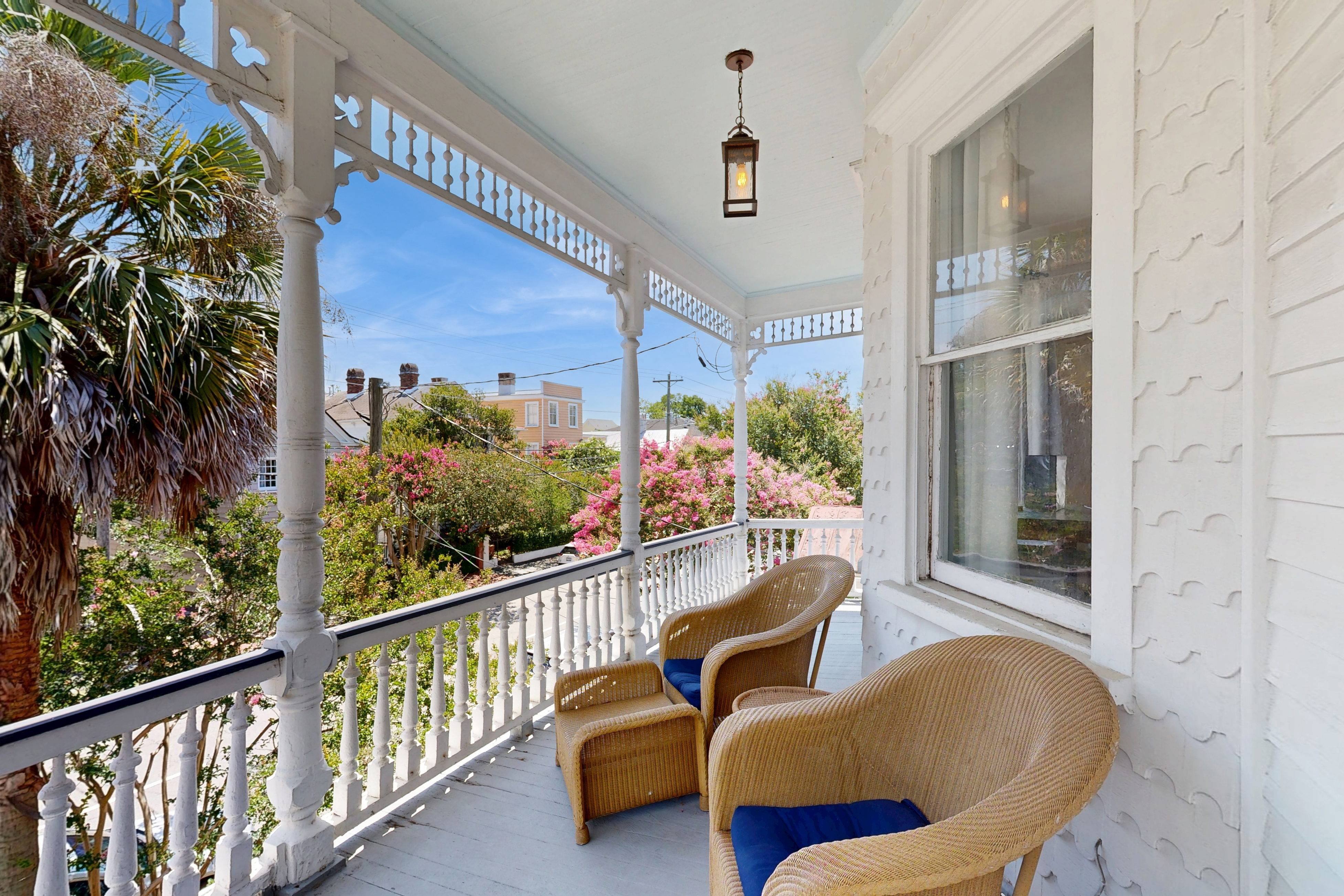 Historic upstairs condo in downtown Charleston w/free WiFi - perfect for groups