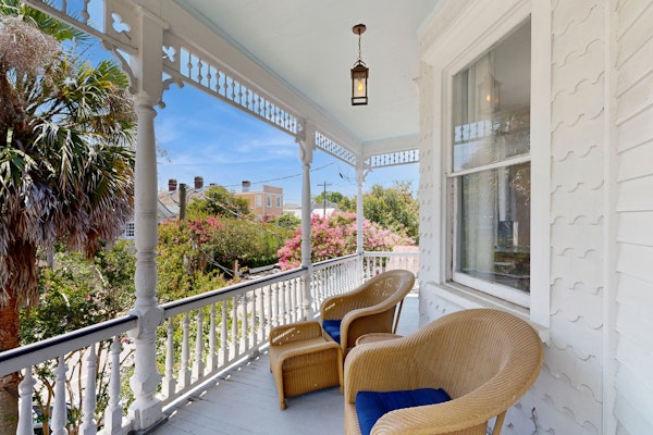 Historic upstairs condo in downtown Charleston w/free WiFi - perfect for groups