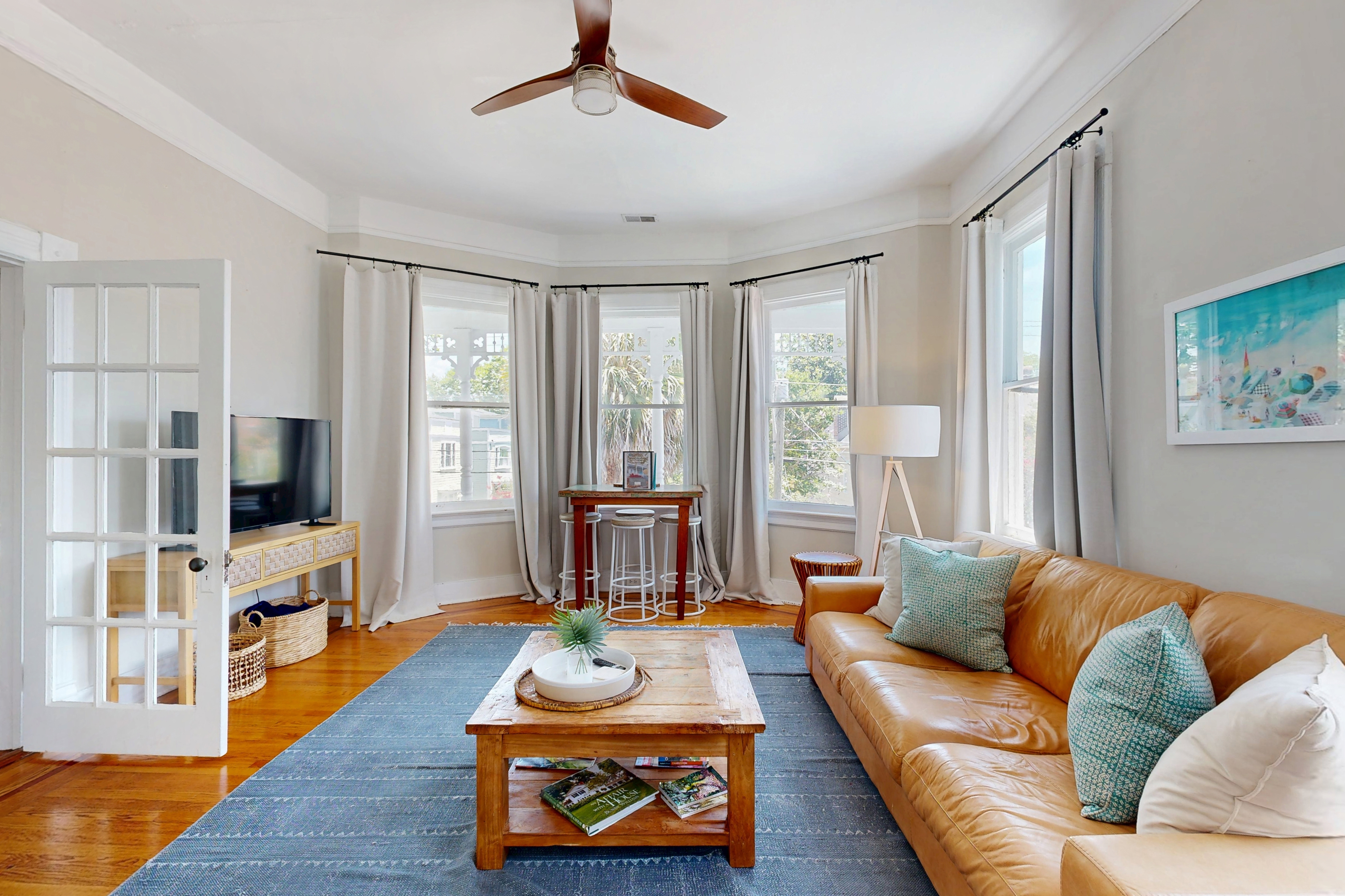 Historic upstairs condo in downtown Charleston w/free WiFi - perfect for groups