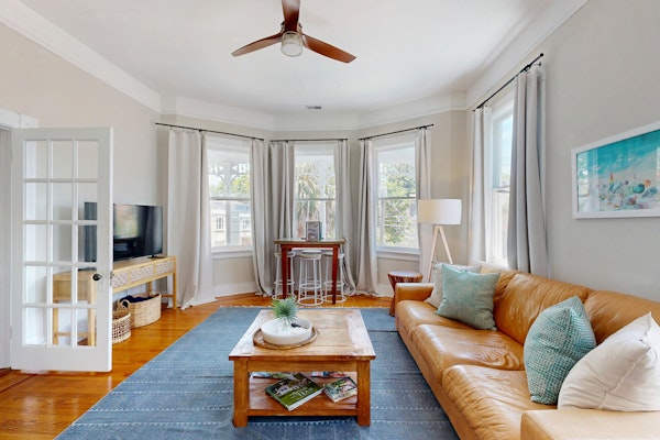 Historic upstairs condo in downtown Charleston w/free WiFi - perfect for groups