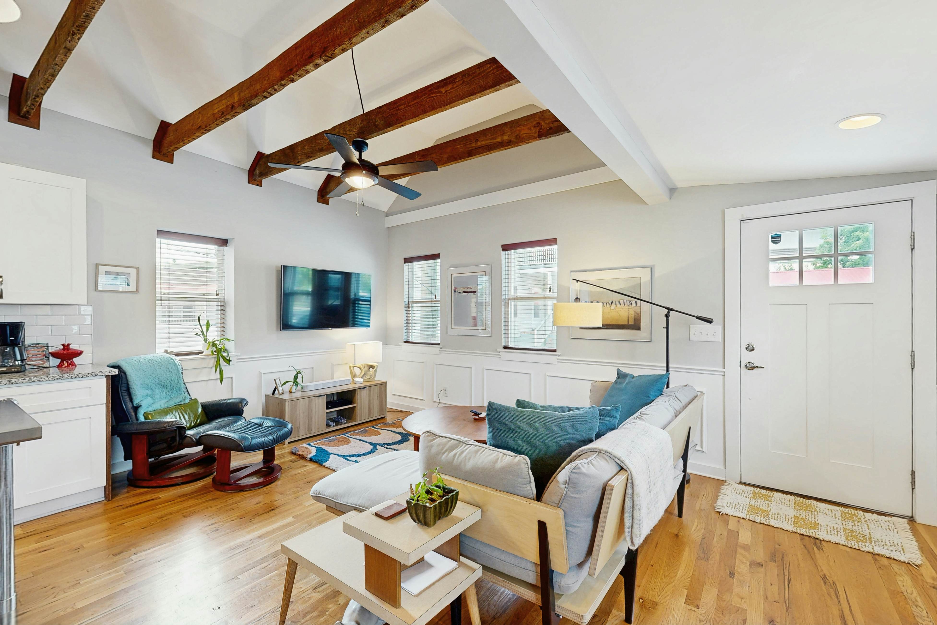 Sleek Cottage - High-Speed WiFi, Central AC, Private Deck - Walk to Restaurants