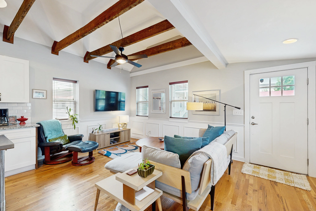 Sleek Cottage - High-Speed WiFi, Central AC, Private Deck - Walk to Restaurants