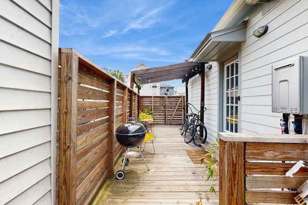 Sleek Cottage - High-Speed WiFi, Central AC, Private Deck - Walk to Restaurants