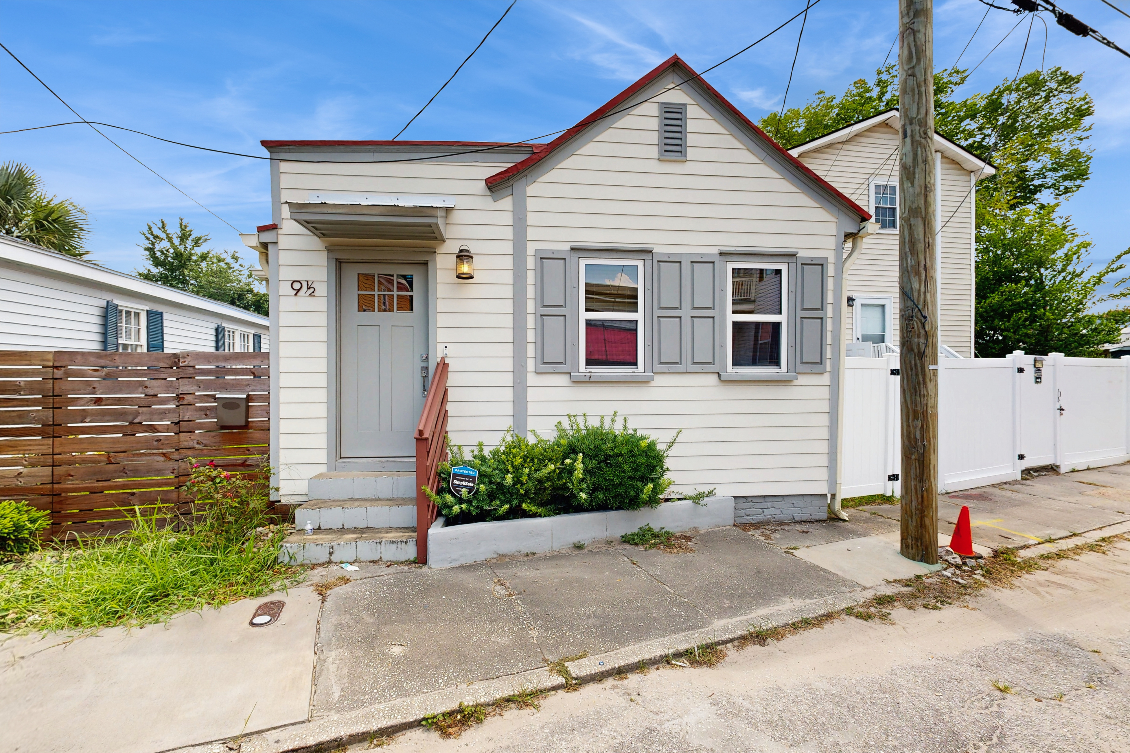 Sleek Cottage - High-Speed WiFi, Central AC, Private Deck - Walk to Restaurants