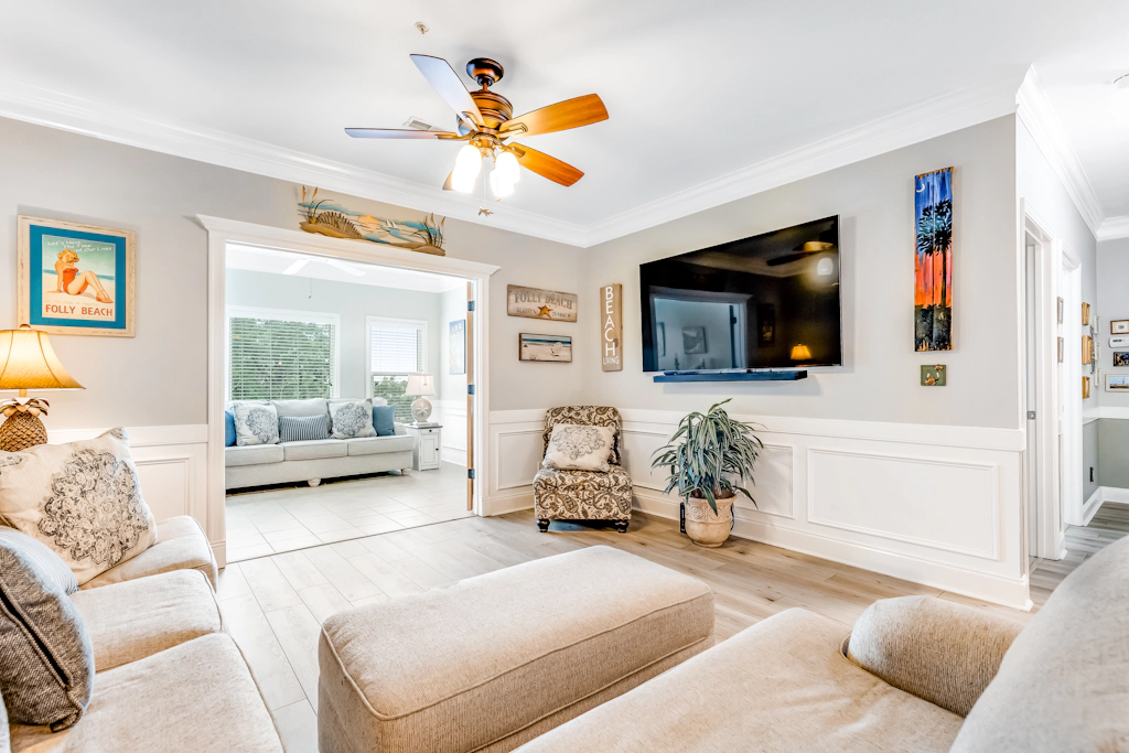 Dog-friendly monthly rental with pool, AC, ideal for remote work & travel nurse
