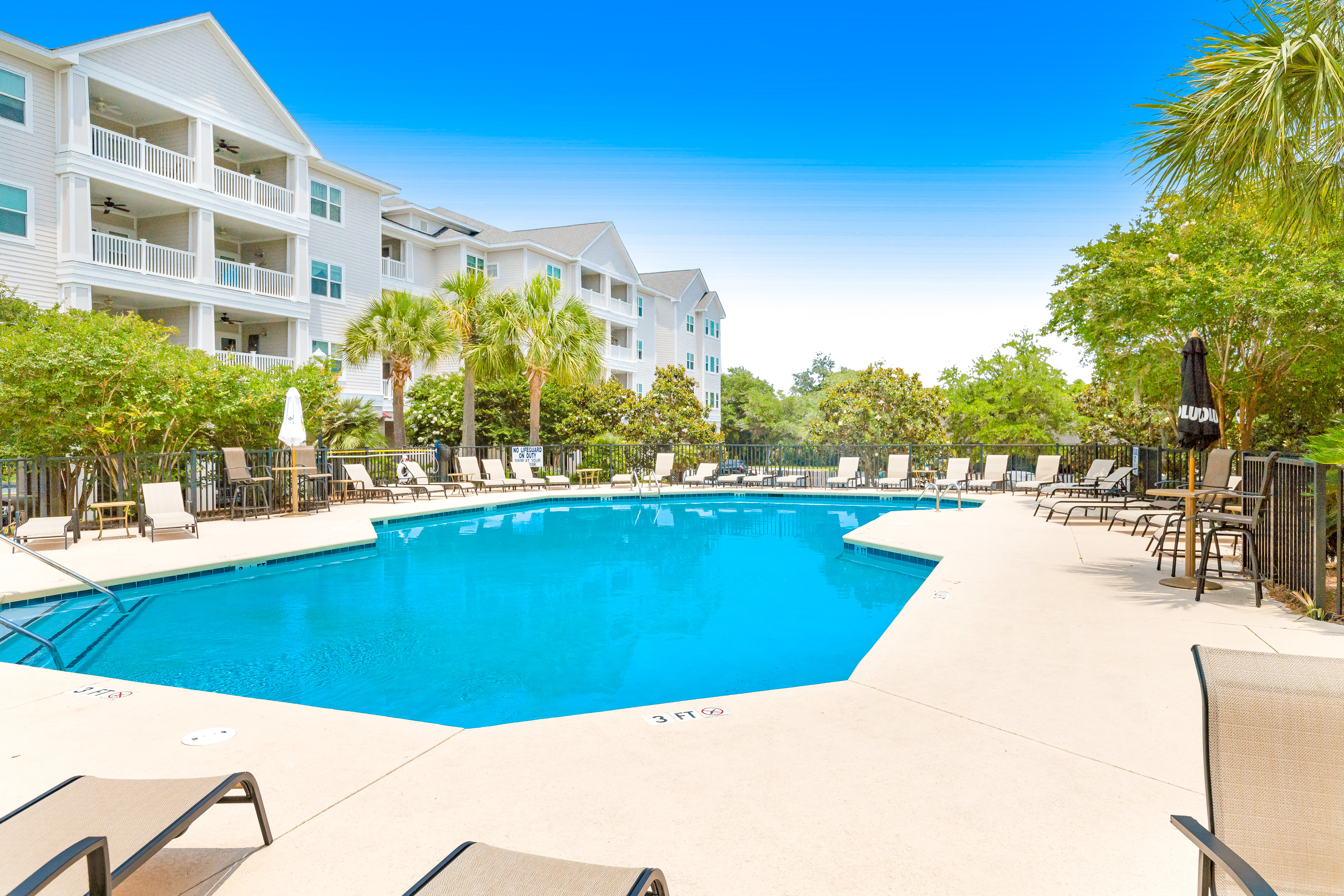 Dog-friendly monthly rental with pool, AC, ideal for remote work & travel nurse