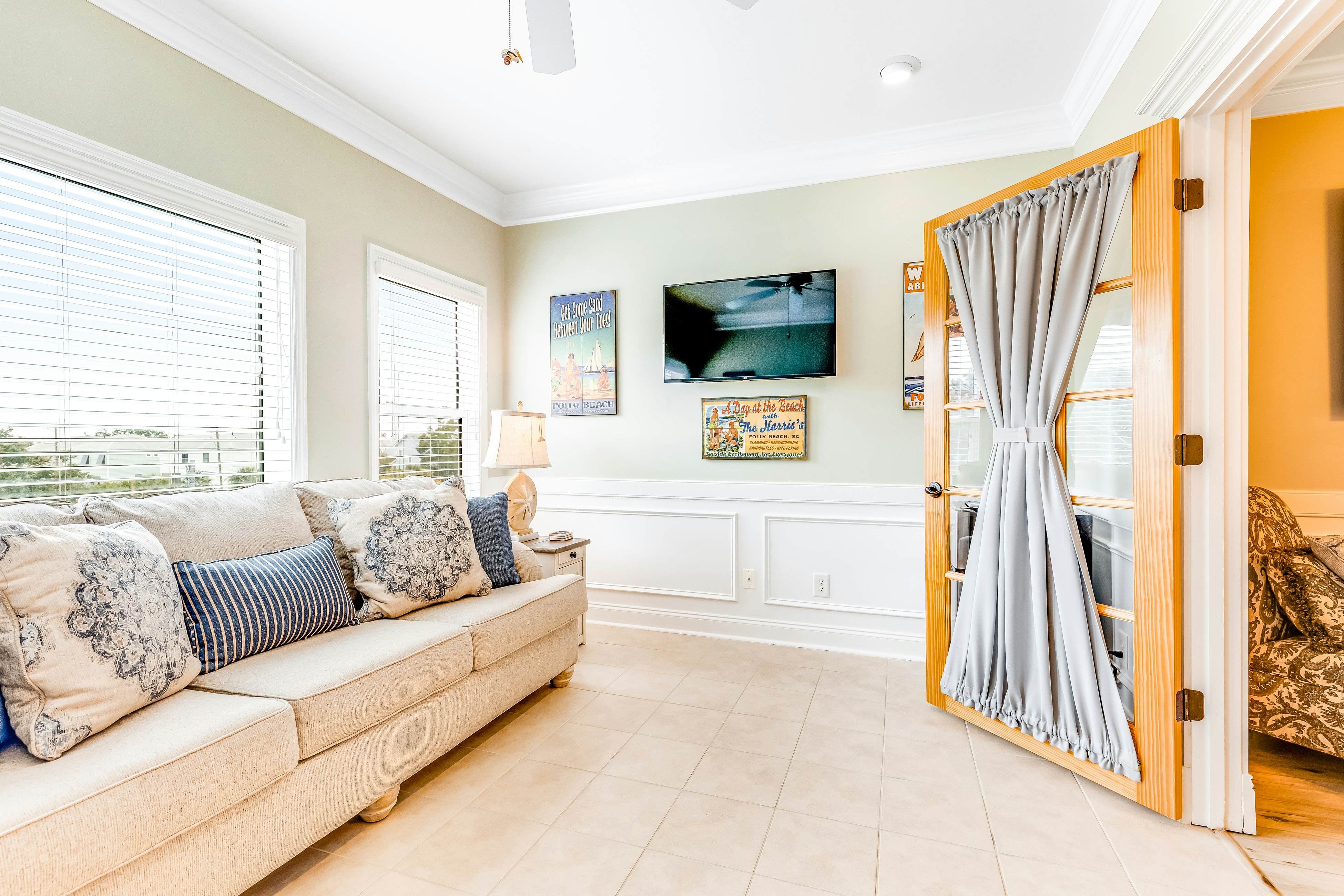 Dog-friendly monthly rental with pool, AC, ideal for remote work & travel nurse