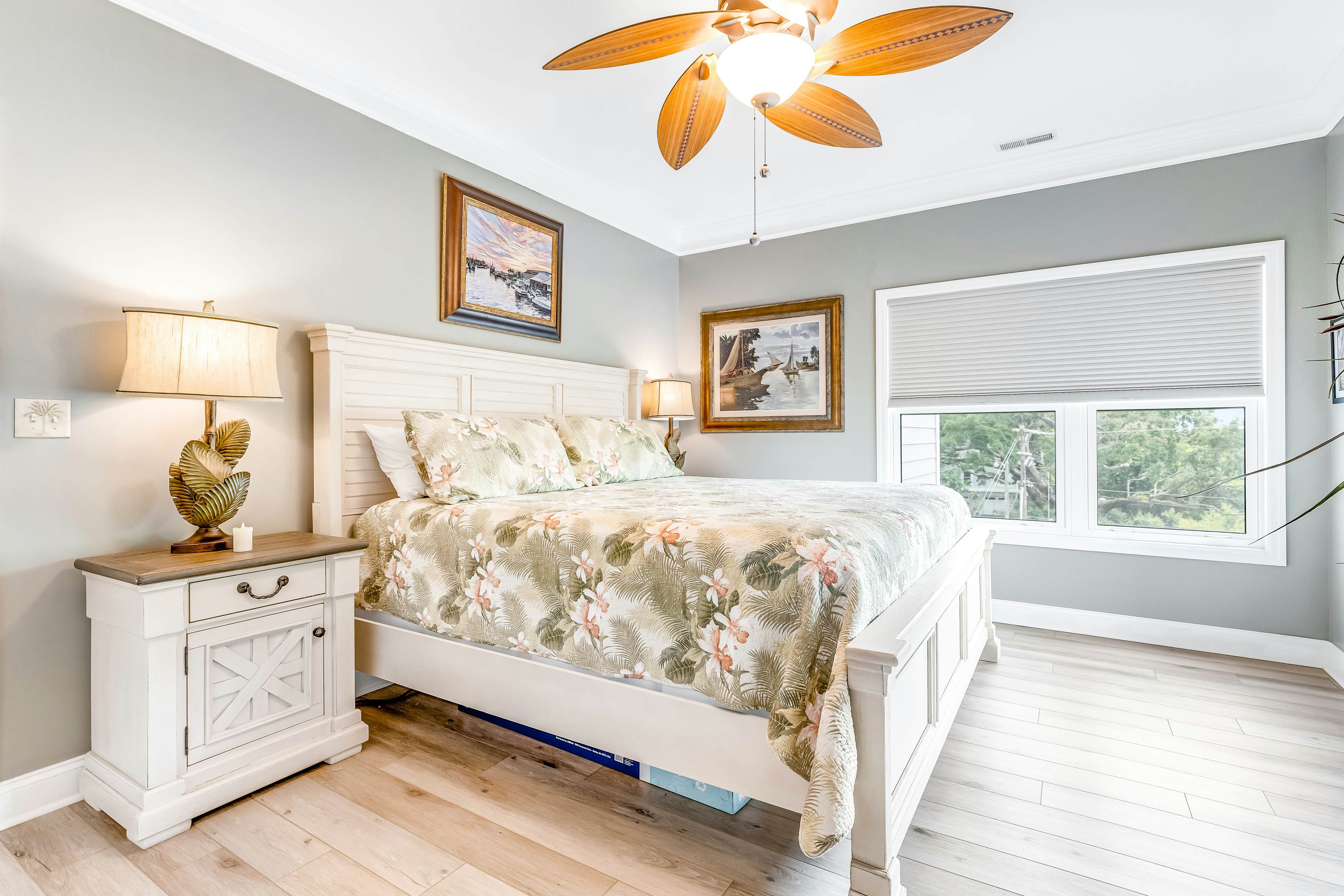 Dog-friendly monthly rental with pool, AC, ideal for remote work & travel nurse