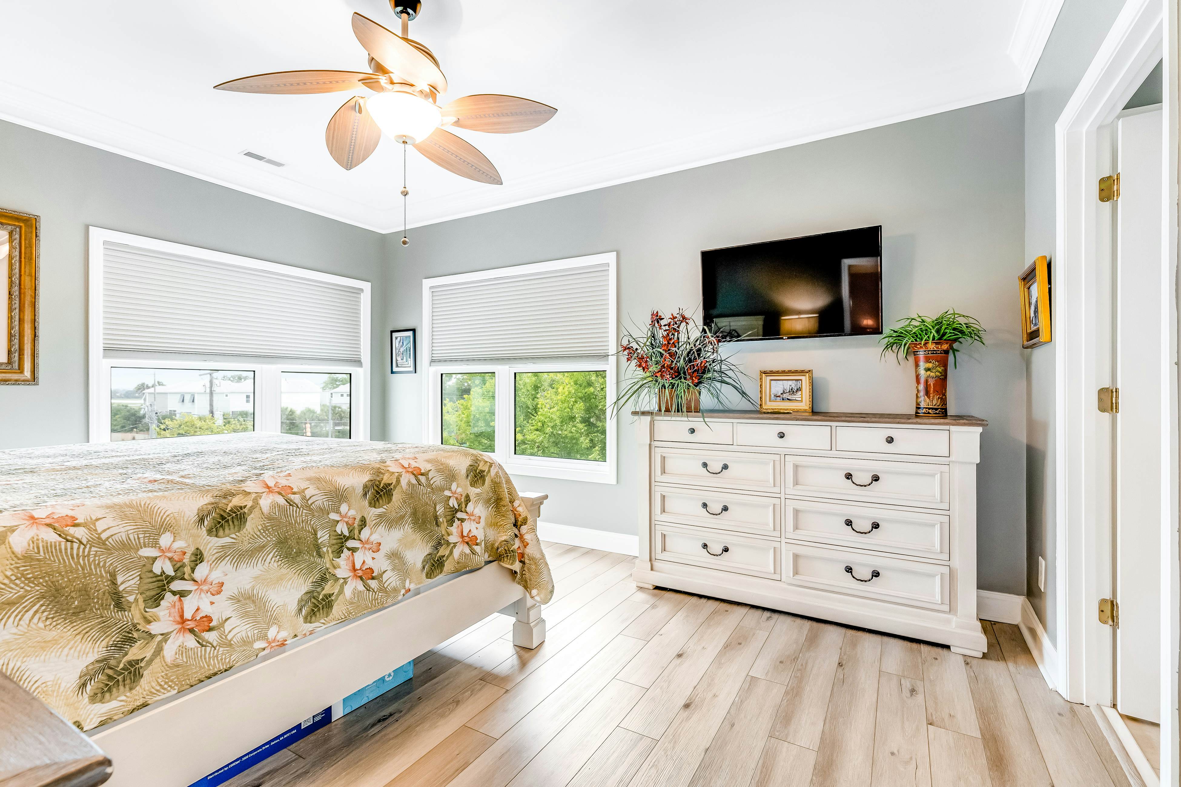 Dog-friendly monthly rental with pool, AC, ideal for remote work & travel nurse