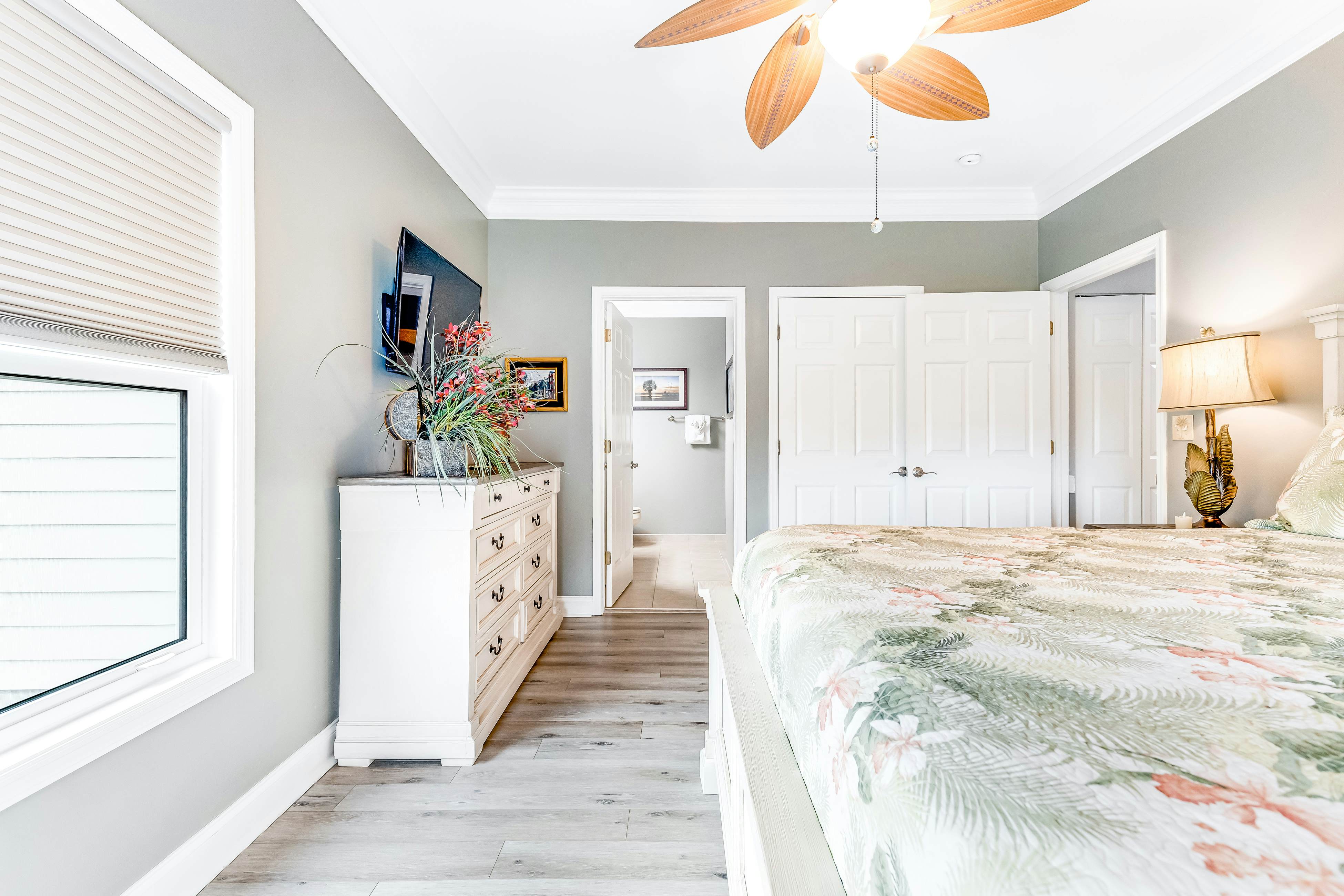 Dog-friendly monthly rental with pool, AC, ideal for remote work & travel nurse