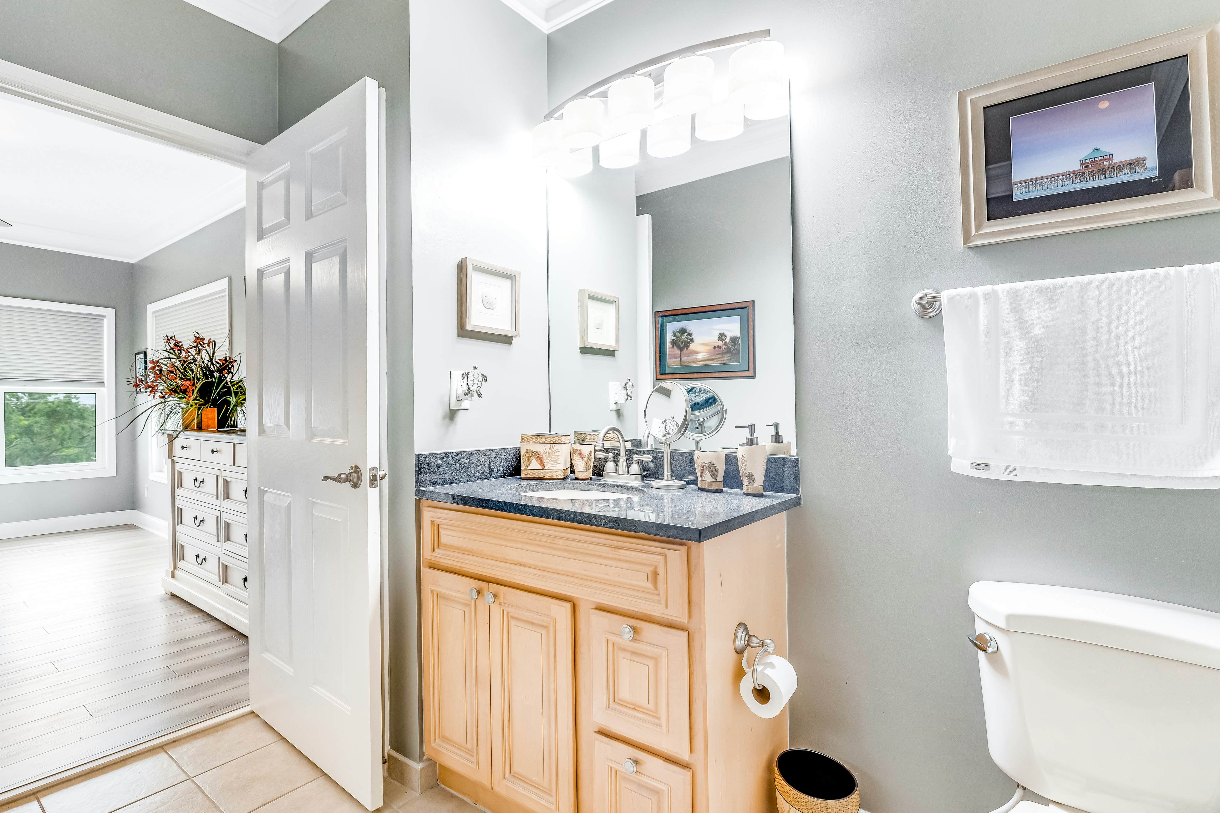 Dog-friendly monthly rental with pool, AC, ideal for remote work & travel nurse