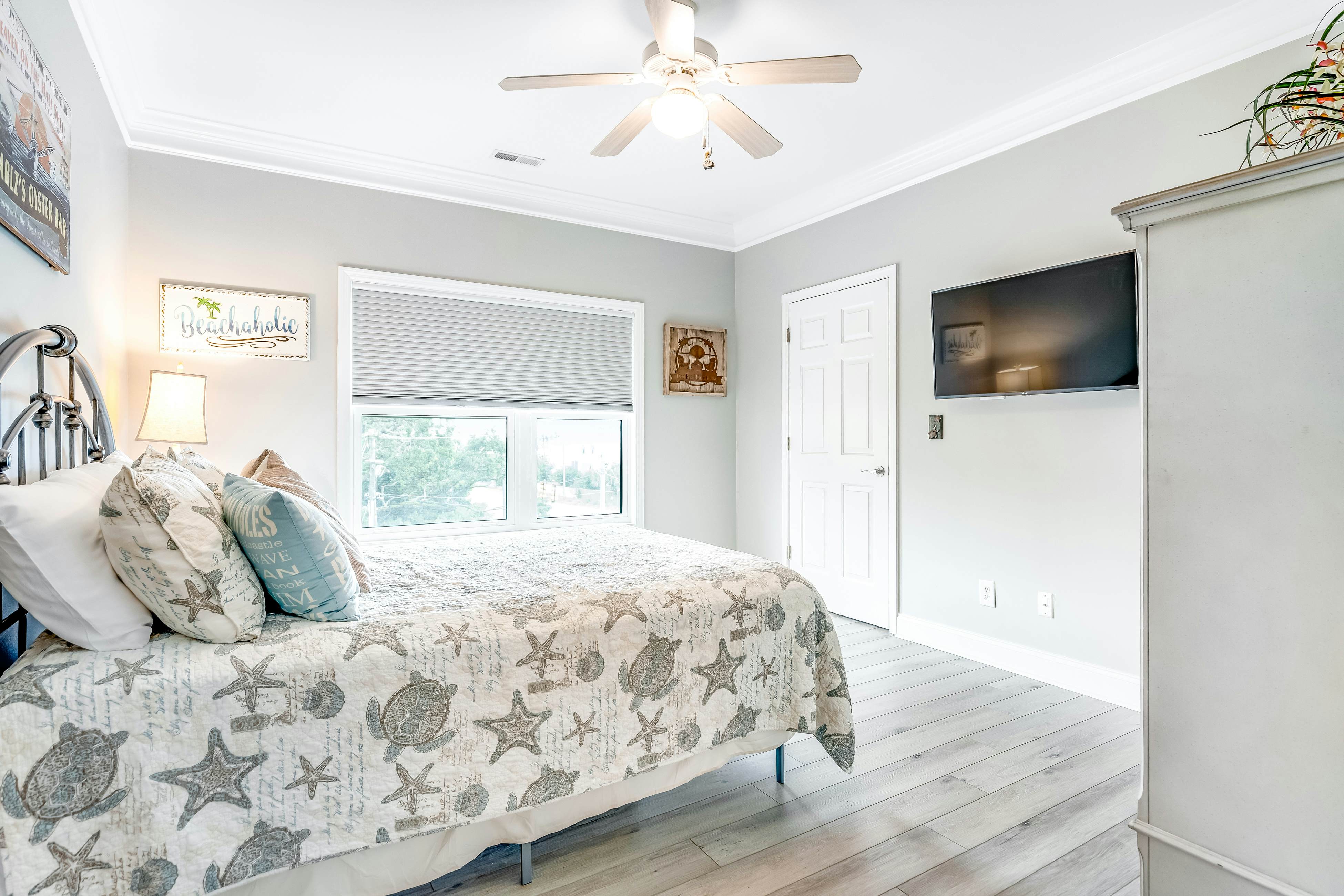 Dog-friendly monthly rental with pool, AC, ideal for remote work & travel nurse