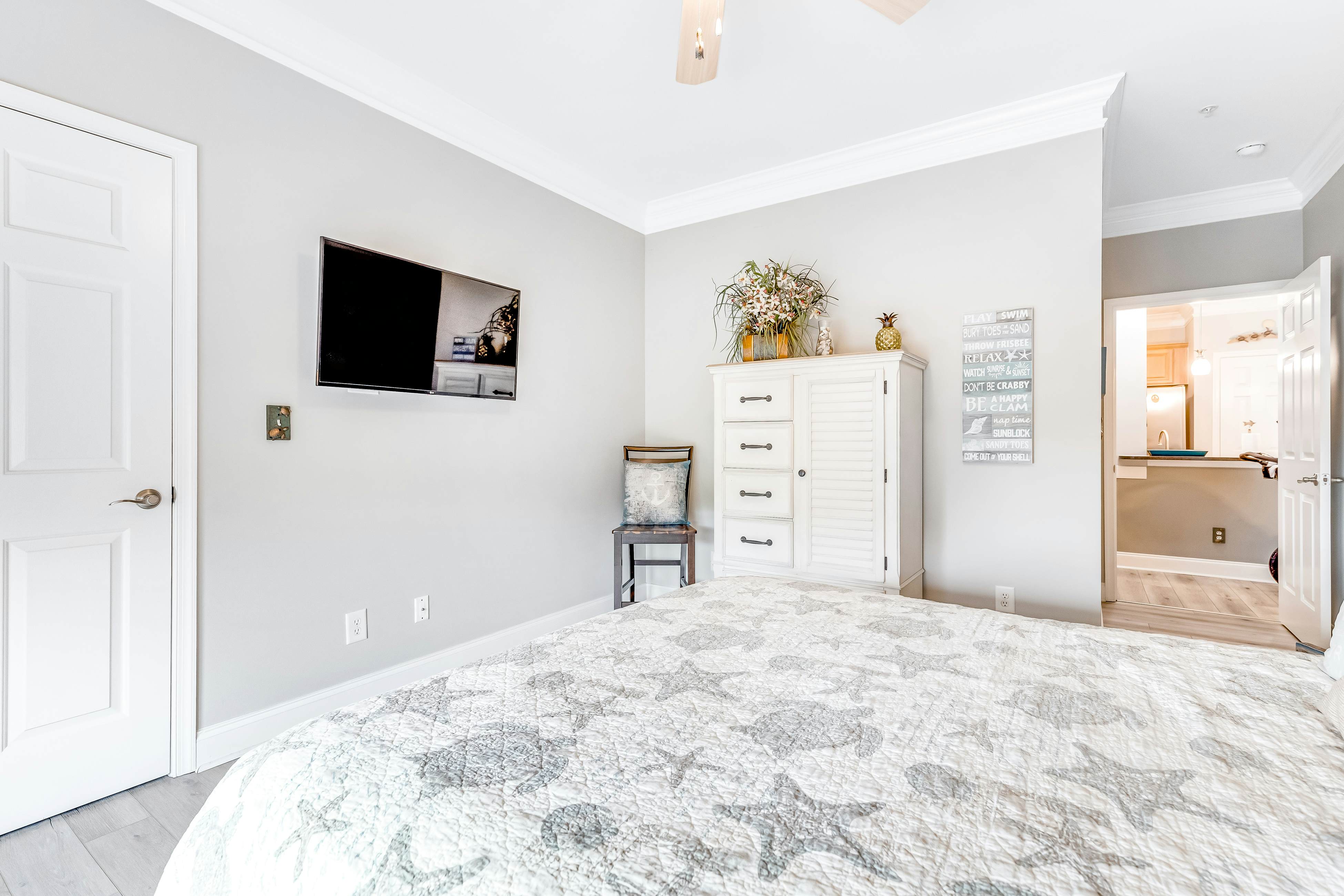 Dog-friendly monthly rental with pool, AC, ideal for remote work & travel nurse