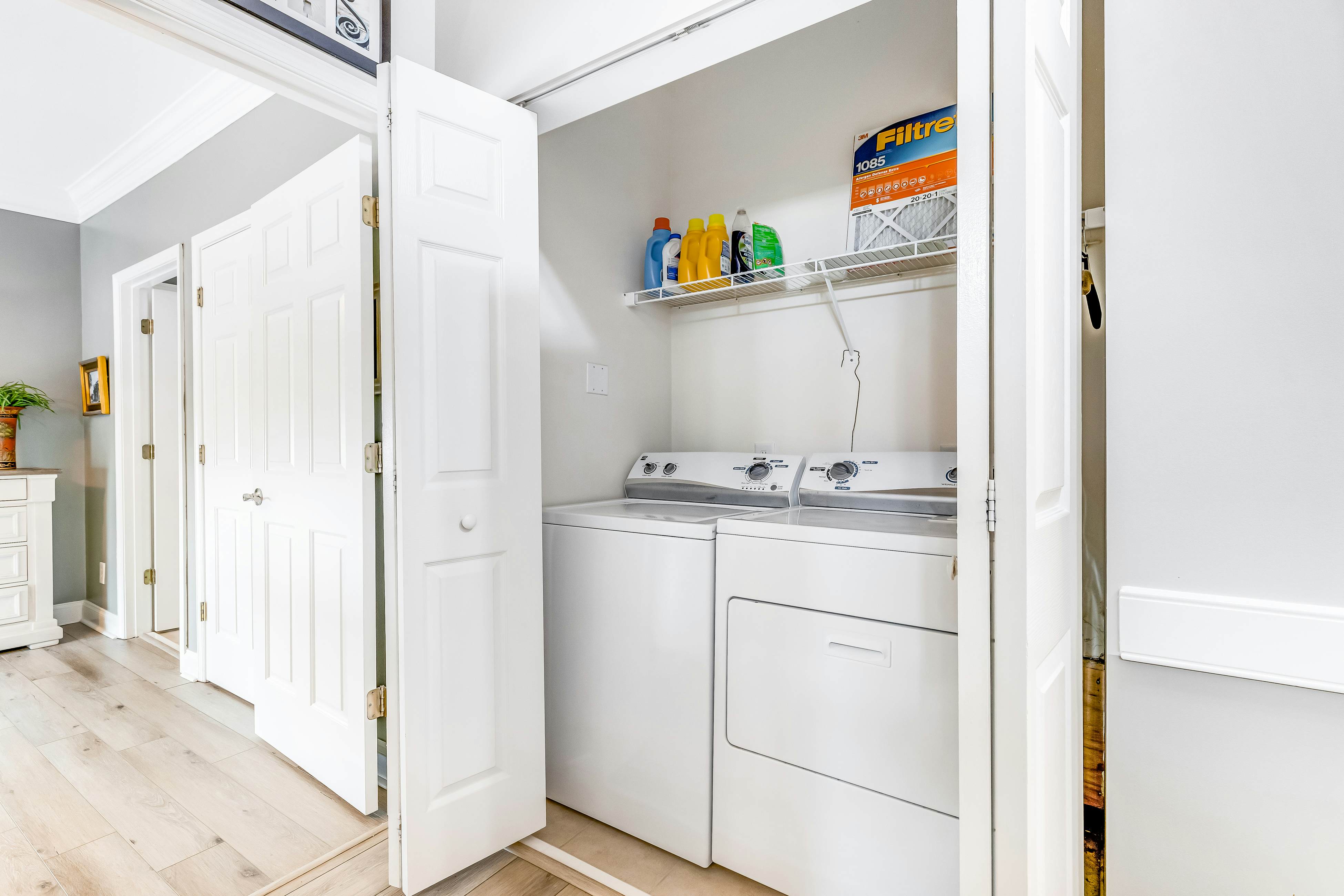 Dog-friendly monthly rental with pool, AC, ideal for remote work & travel nurse