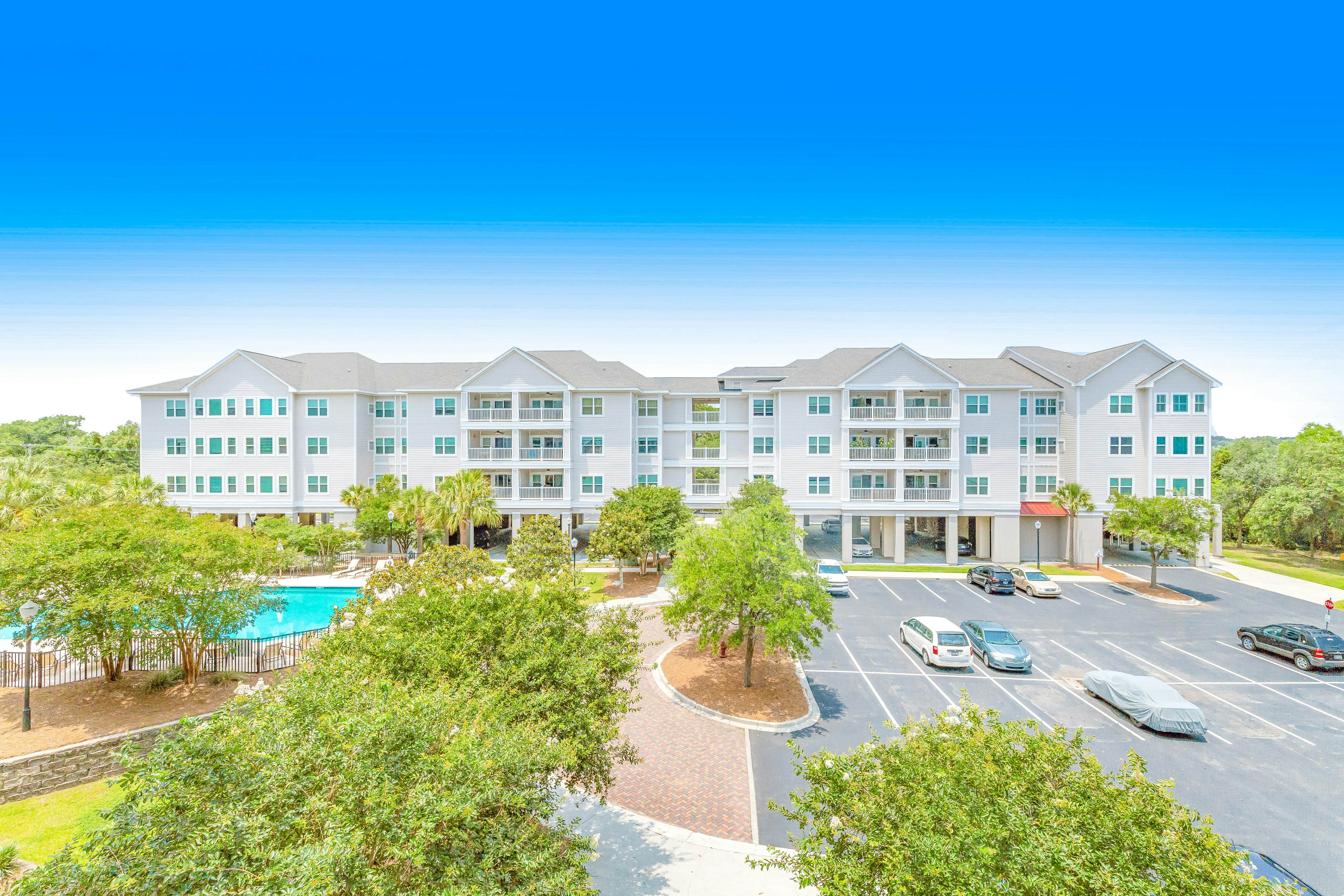 Dog-friendly monthly rental with pool, AC, ideal for remote work & travel nurse