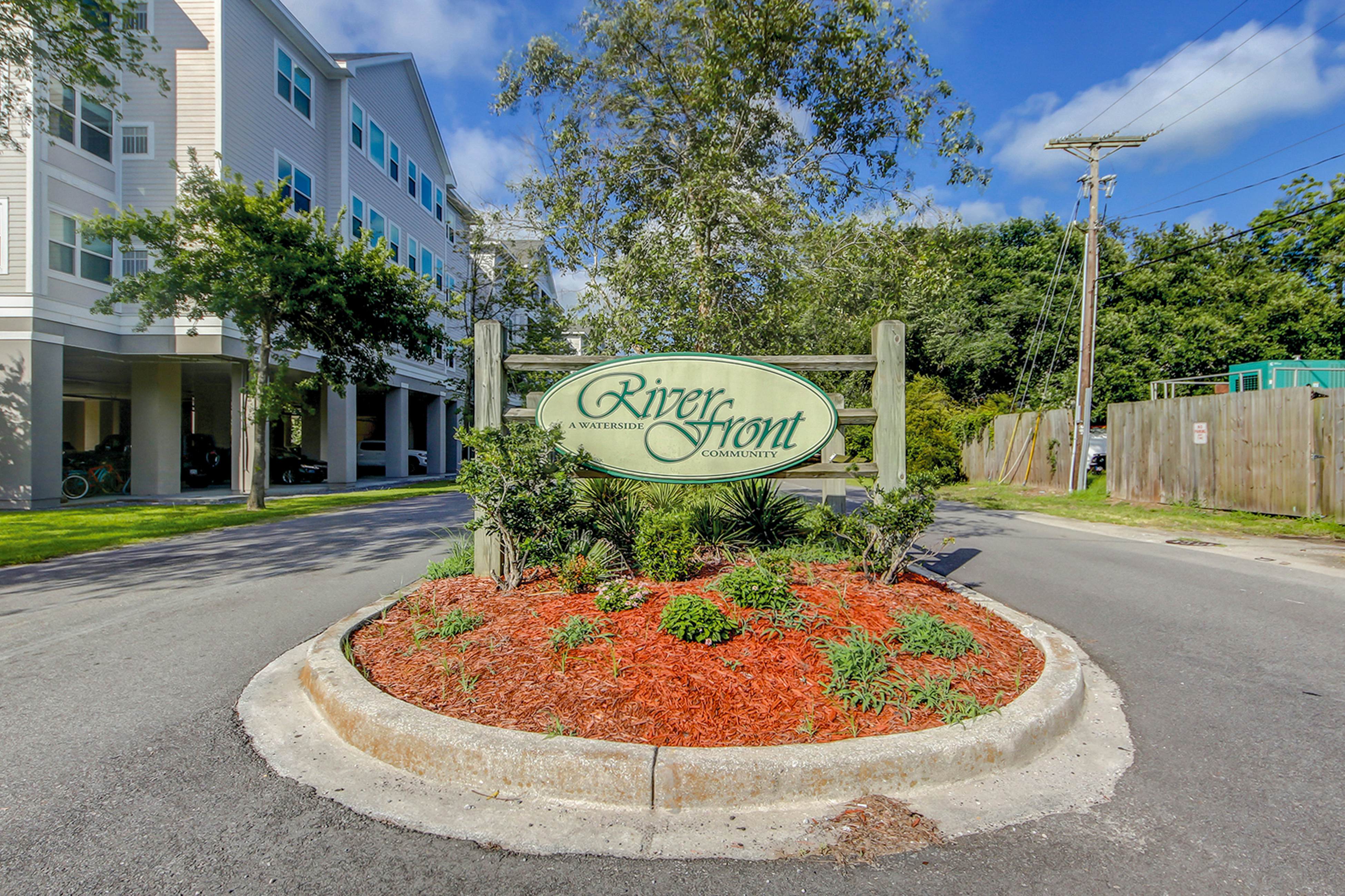 Dog-friendly monthly rental with pool, AC, ideal for remote work & travel nurse