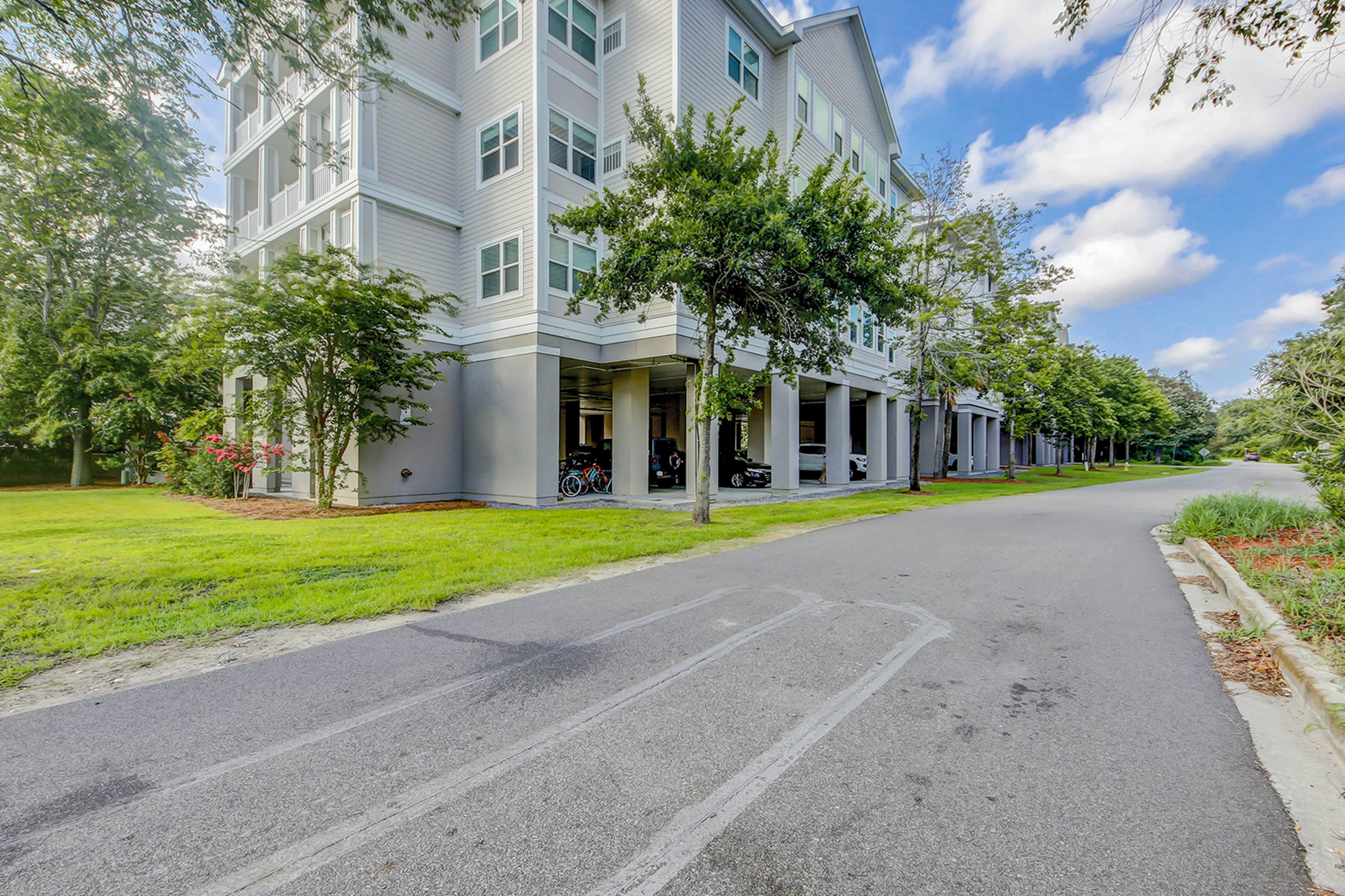 Dog-friendly monthly rental with pool, AC, ideal for remote work & travel nurse