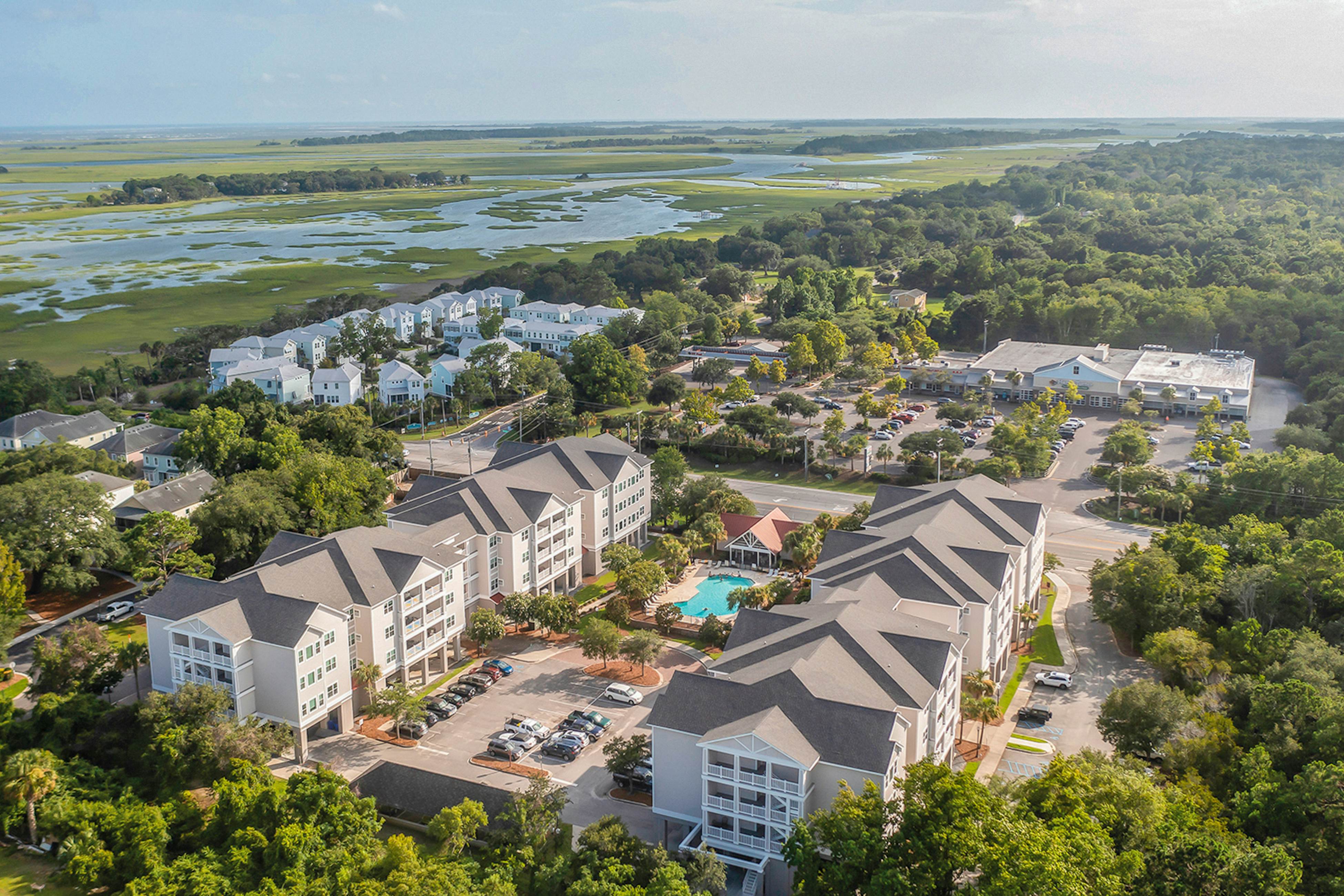 Dog-friendly monthly rental with pool, AC, ideal for remote work & travel nurse