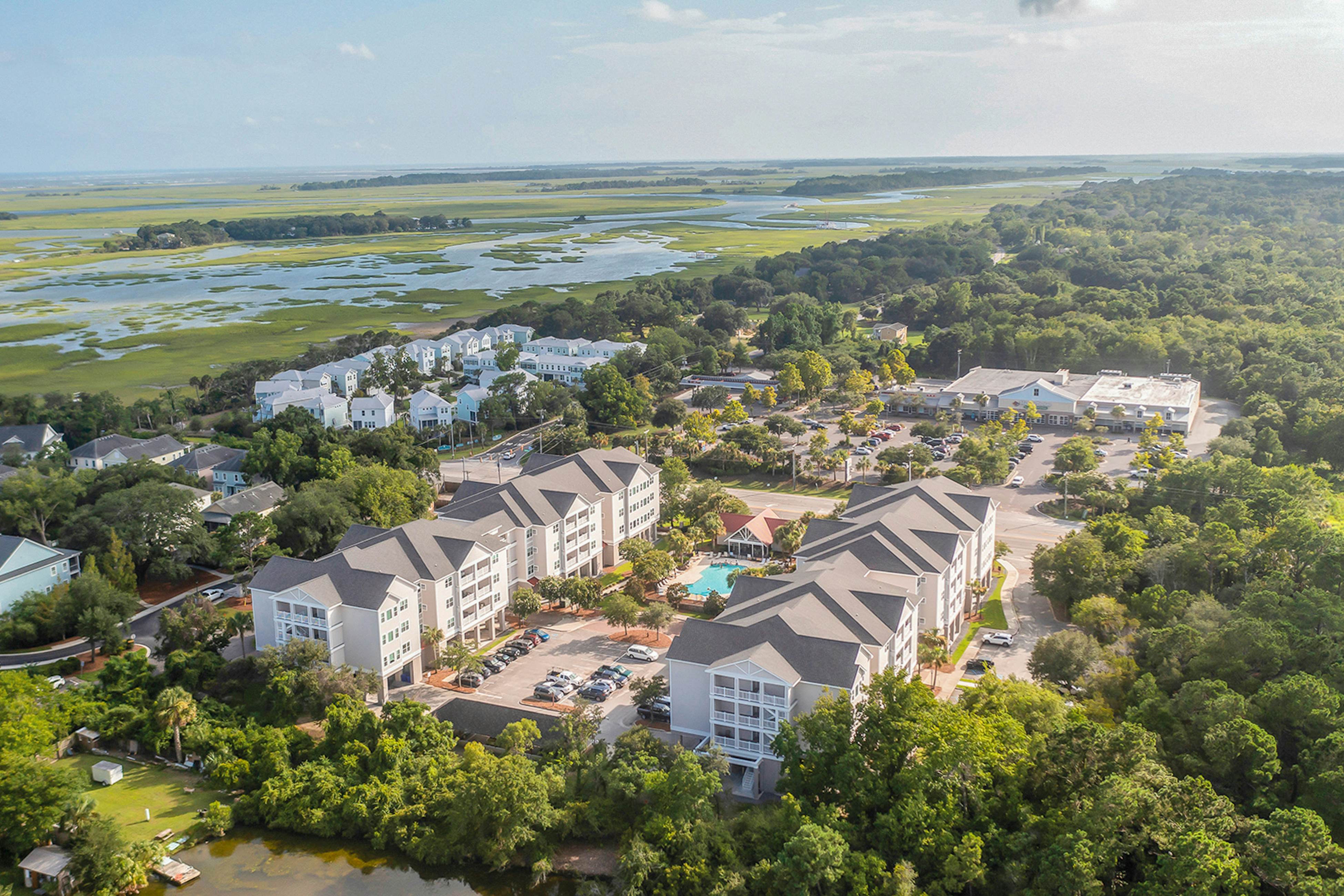 Dog-friendly monthly rental with pool, AC, ideal for remote work & travel nurse