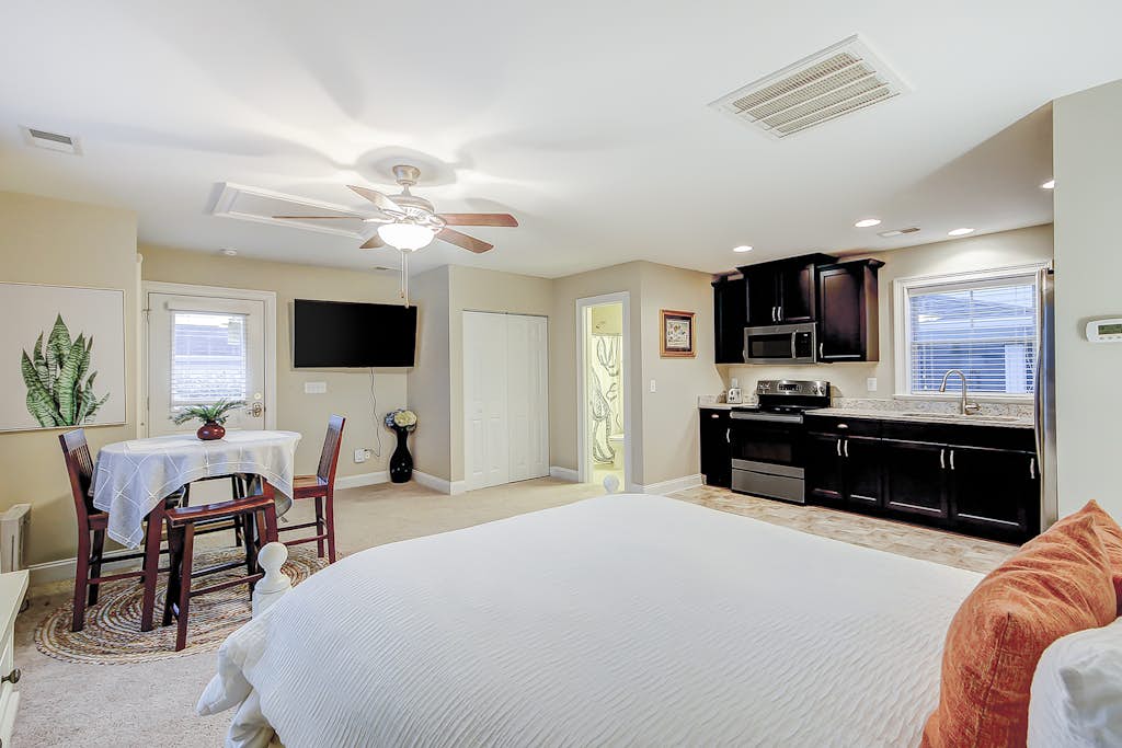 Charming studio with 3 pools, kitchenette & AC