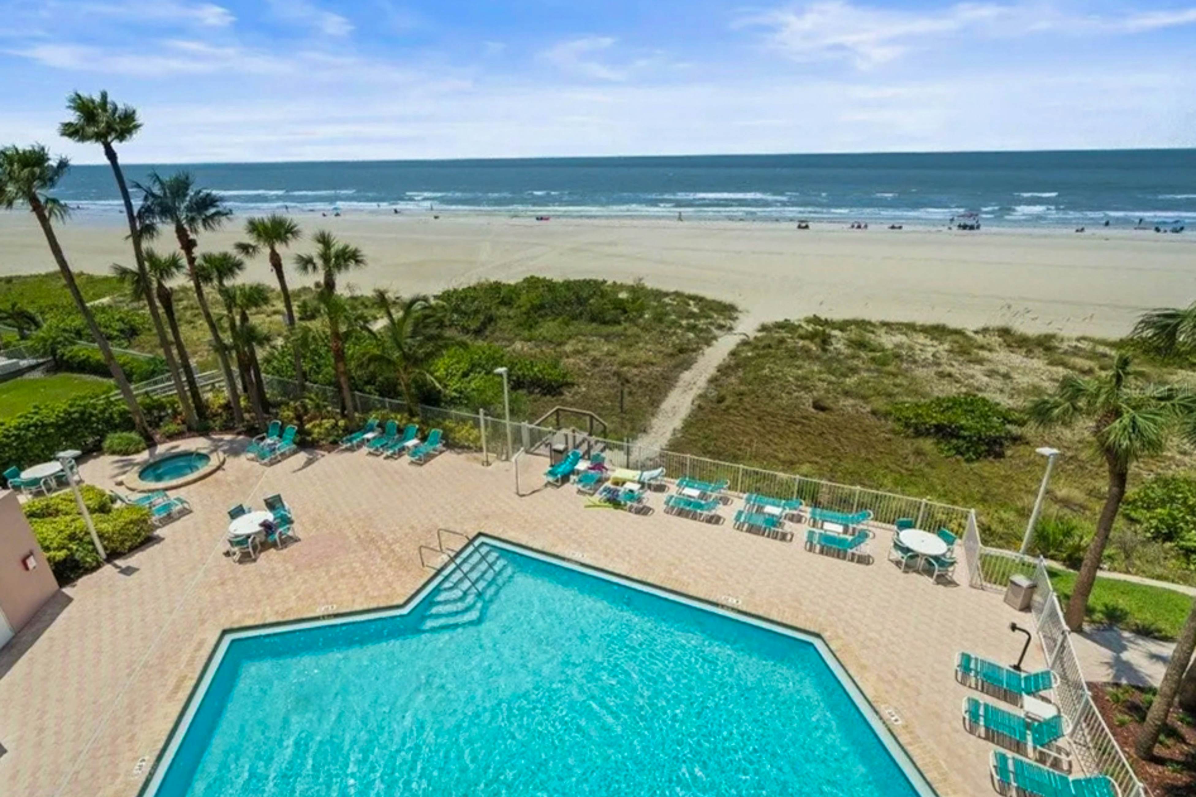 Gulf front condo with amazing views, W/D, resort amenities, pool & hot tub