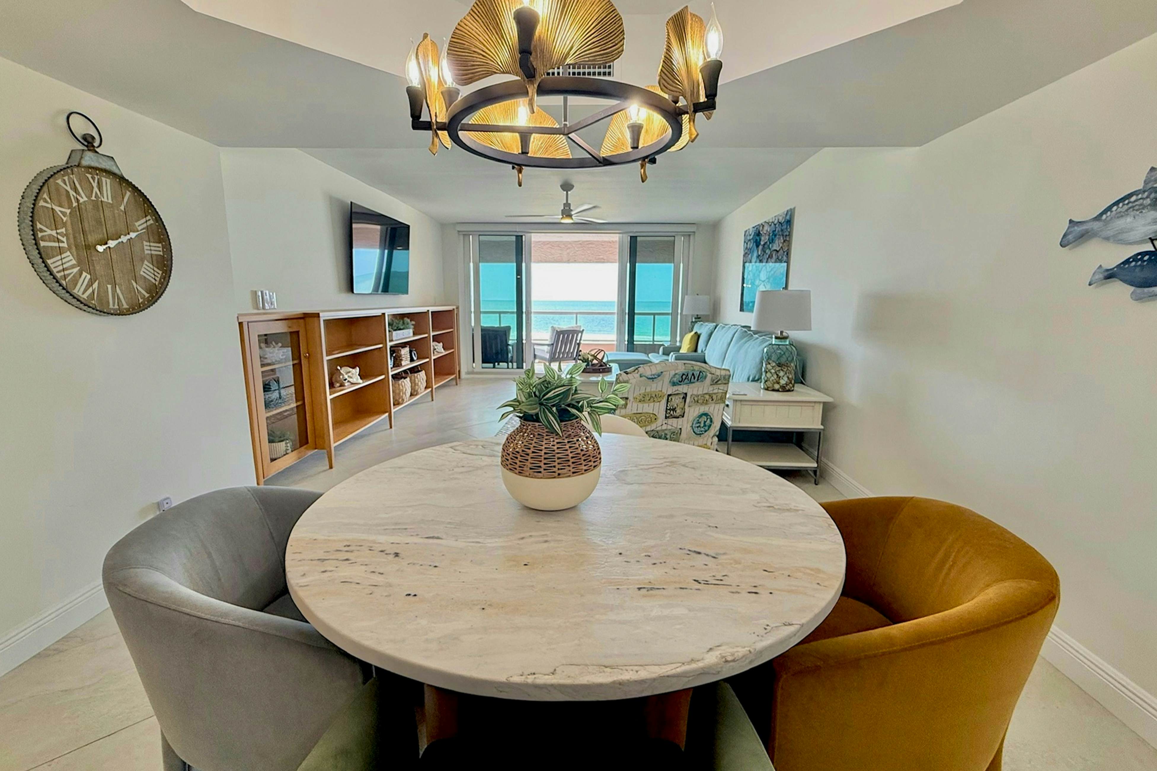 Gulf front condo with amazing views, W/D, resort amenities, pool & hot tub