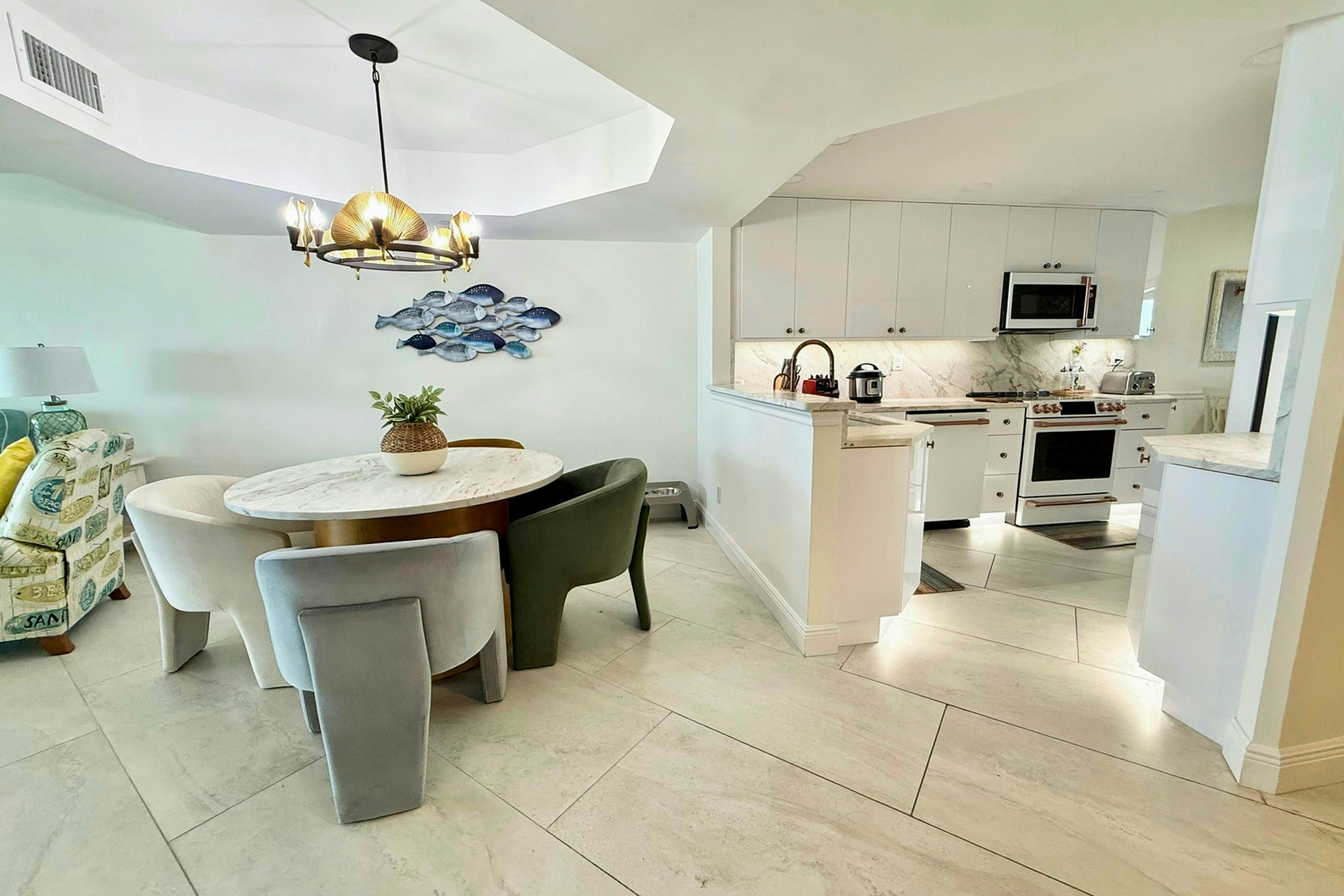 Gulf front condo with amazing views, W/D, resort amenities, pool & hot tub