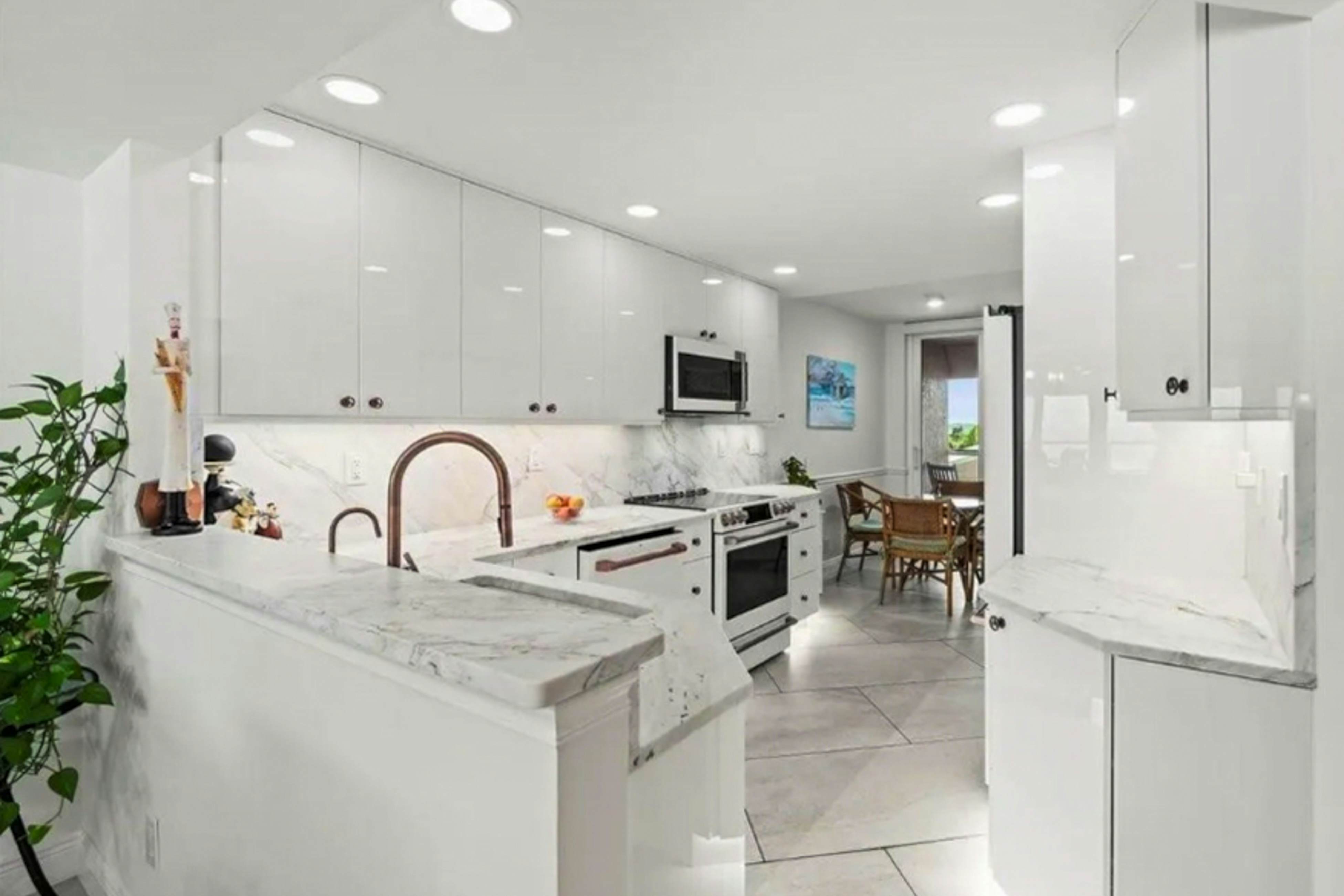 Gulf front condo with amazing views, W/D, resort amenities, pool & hot tub