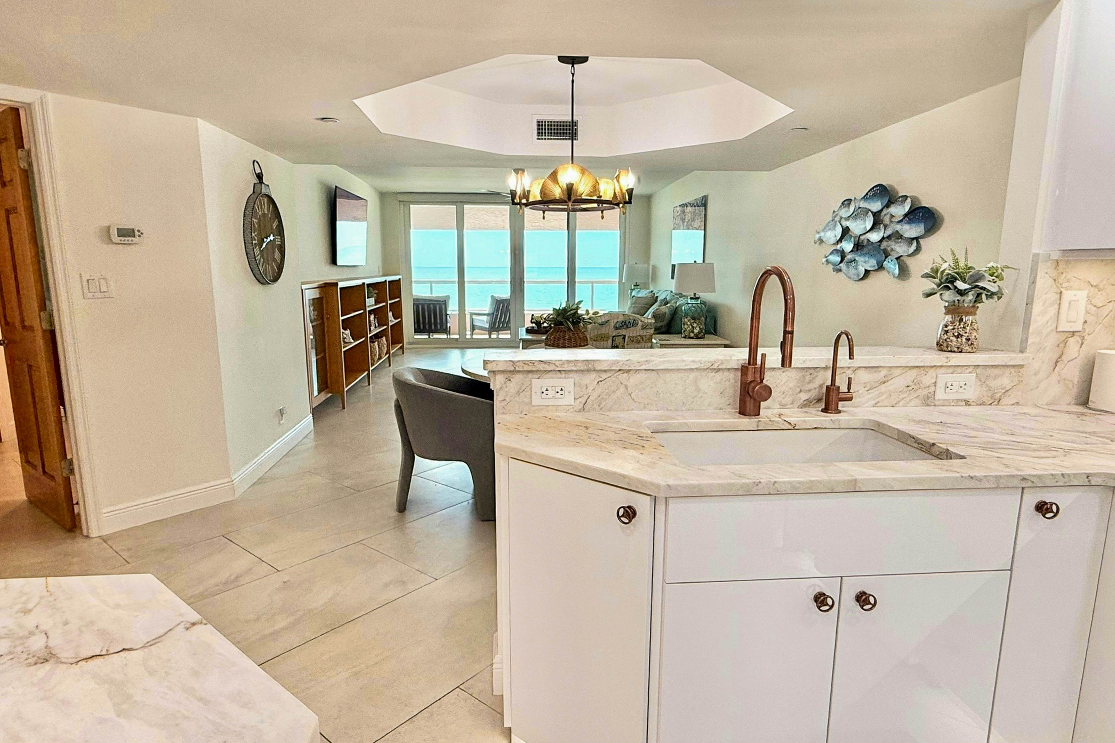 Gulf front condo with amazing views, W/D, resort amenities, pool & hot tub