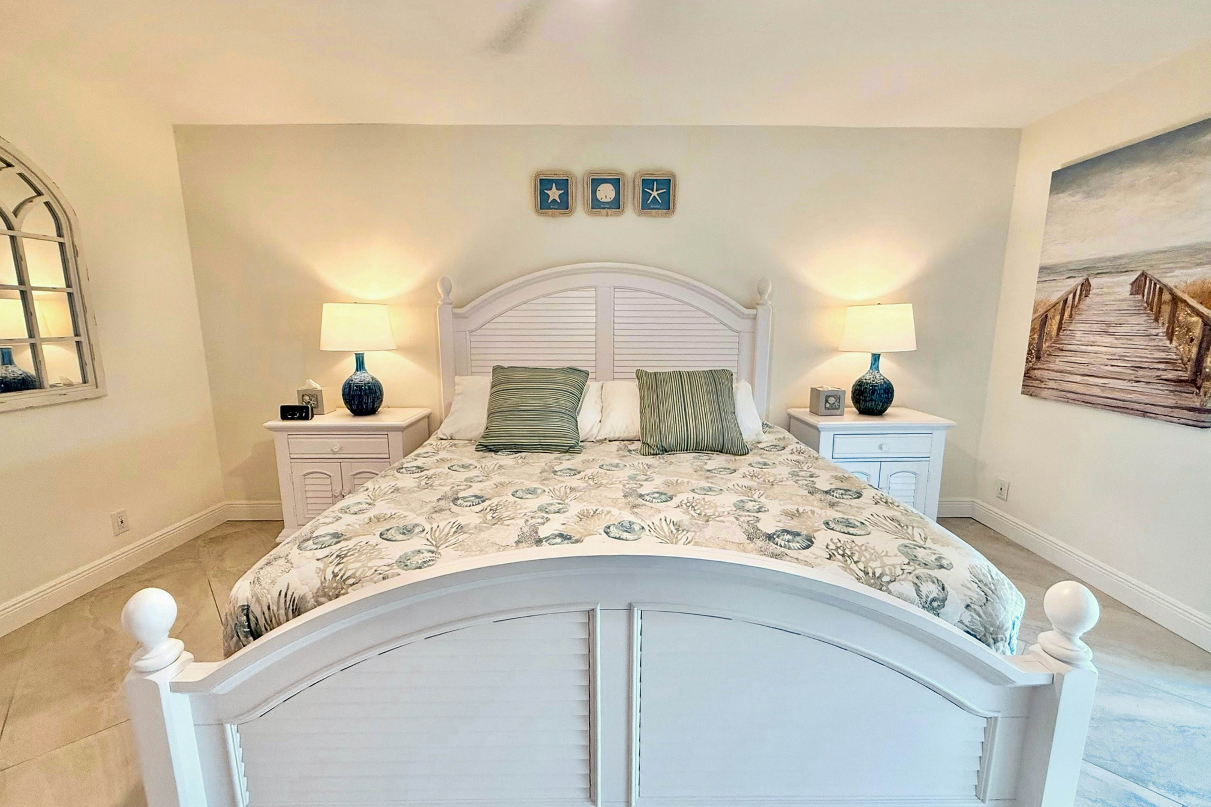 Gulf front condo with amazing views, W/D, resort amenities, pool & hot tub