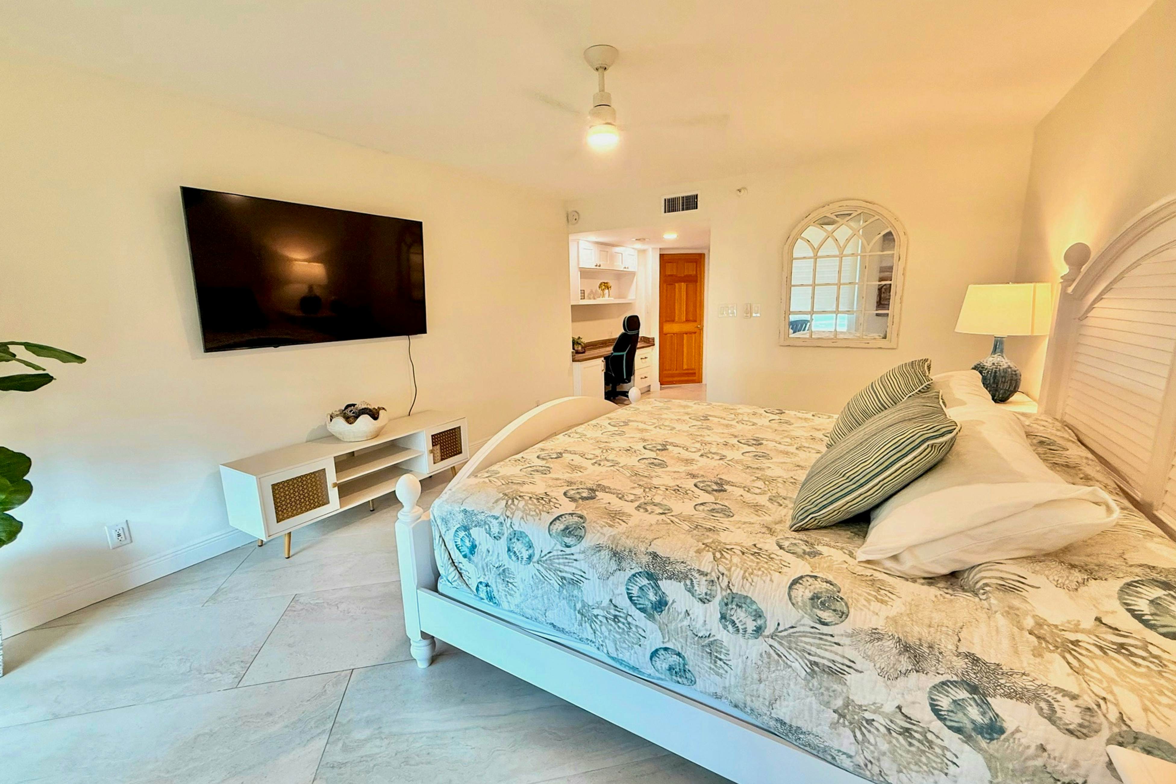 Gulf front condo with amazing views, W/D, resort amenities, pool & hot tub