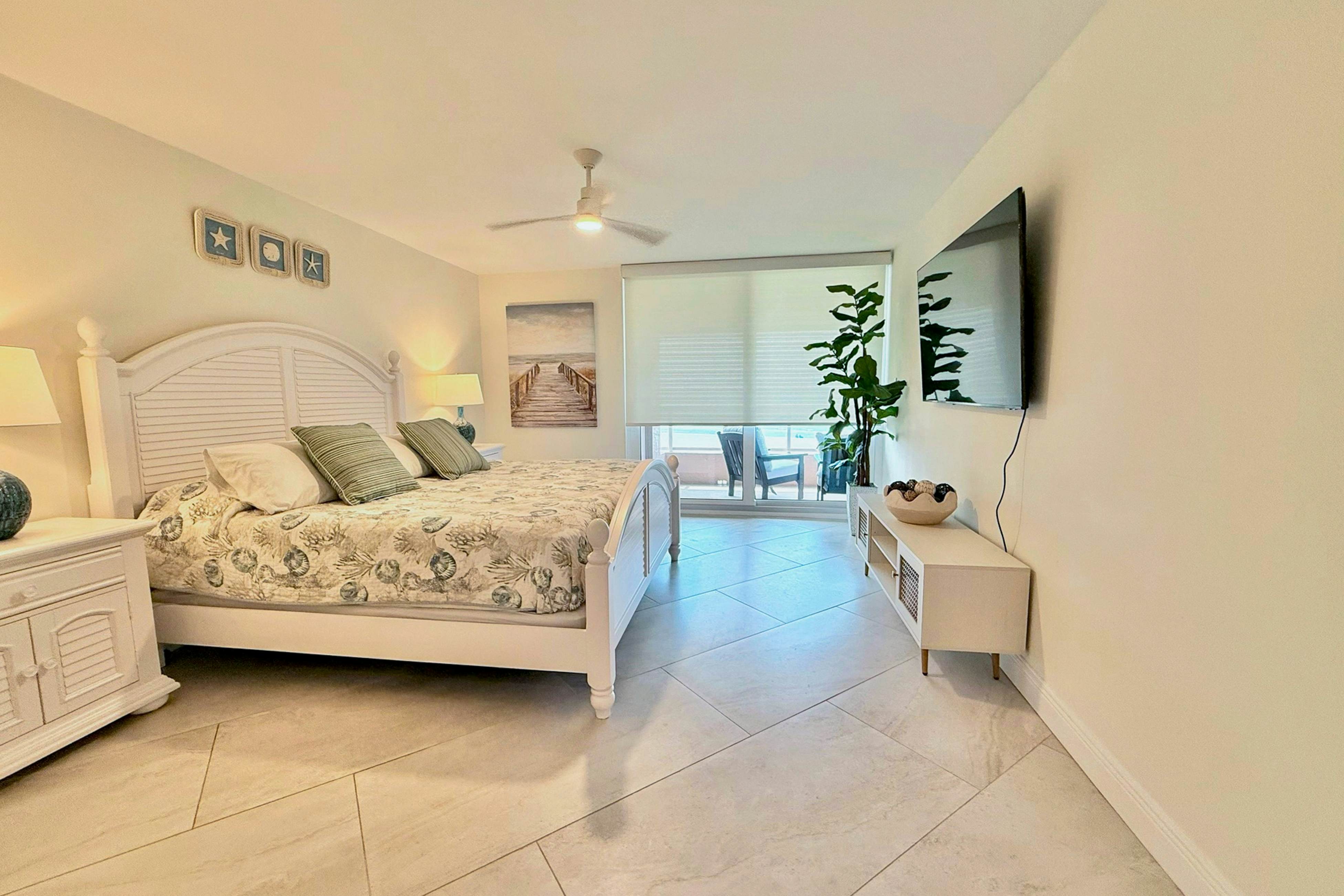 Gulf front condo with amazing views, W/D, resort amenities, pool & hot tub