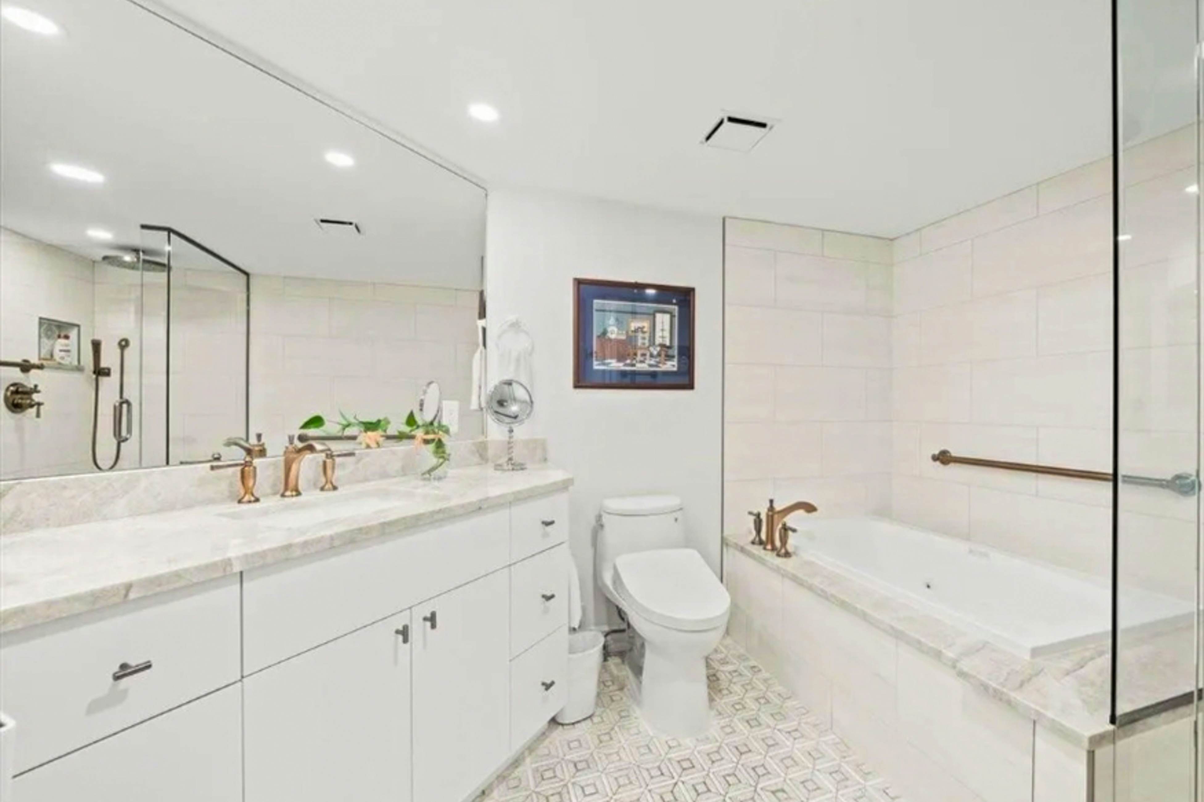 Gulf front condo with amazing views, W/D, resort amenities, pool & hot tub